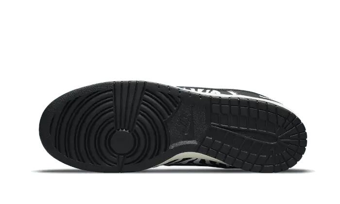 Nike SB Dunk Low Quartersnacks Zebra 3/3
