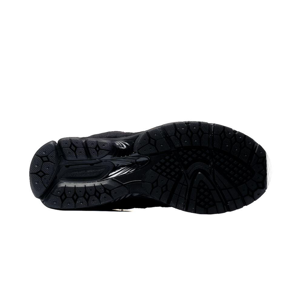 New Balance 2002R Triple Black Suede 4/5