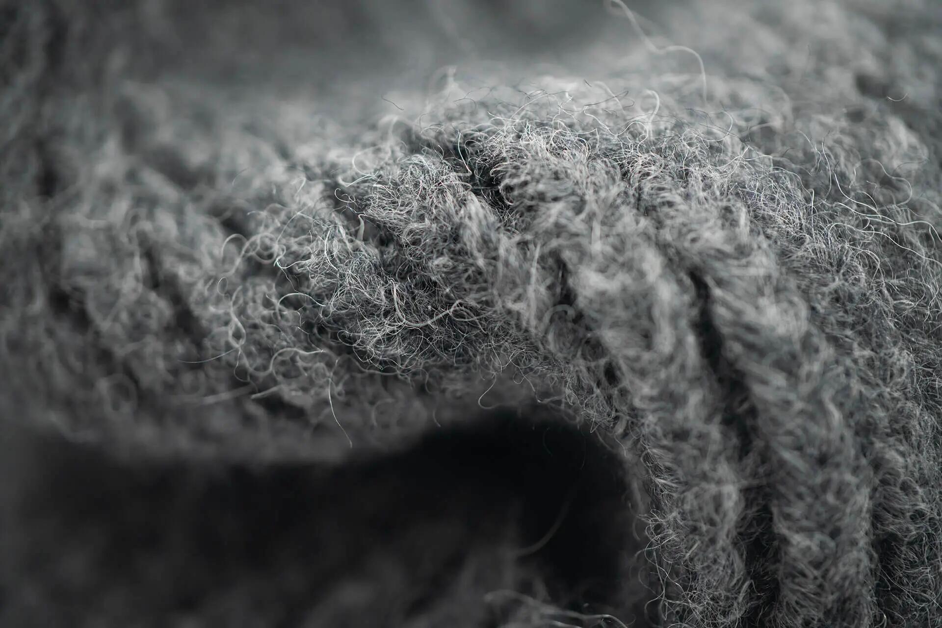 Feather – Dark  Grey 4/5