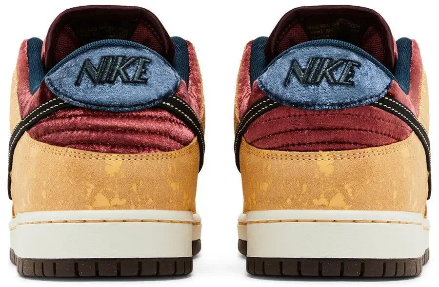 Nike SB Dunk Low City of Cinema 4/5