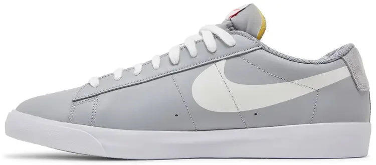 Nike Blazer Low Print Wolf Grey Sail Bright Crimson 2/5