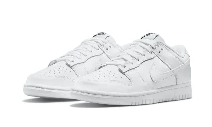 Dunk Low Triple White (2021) 2/4