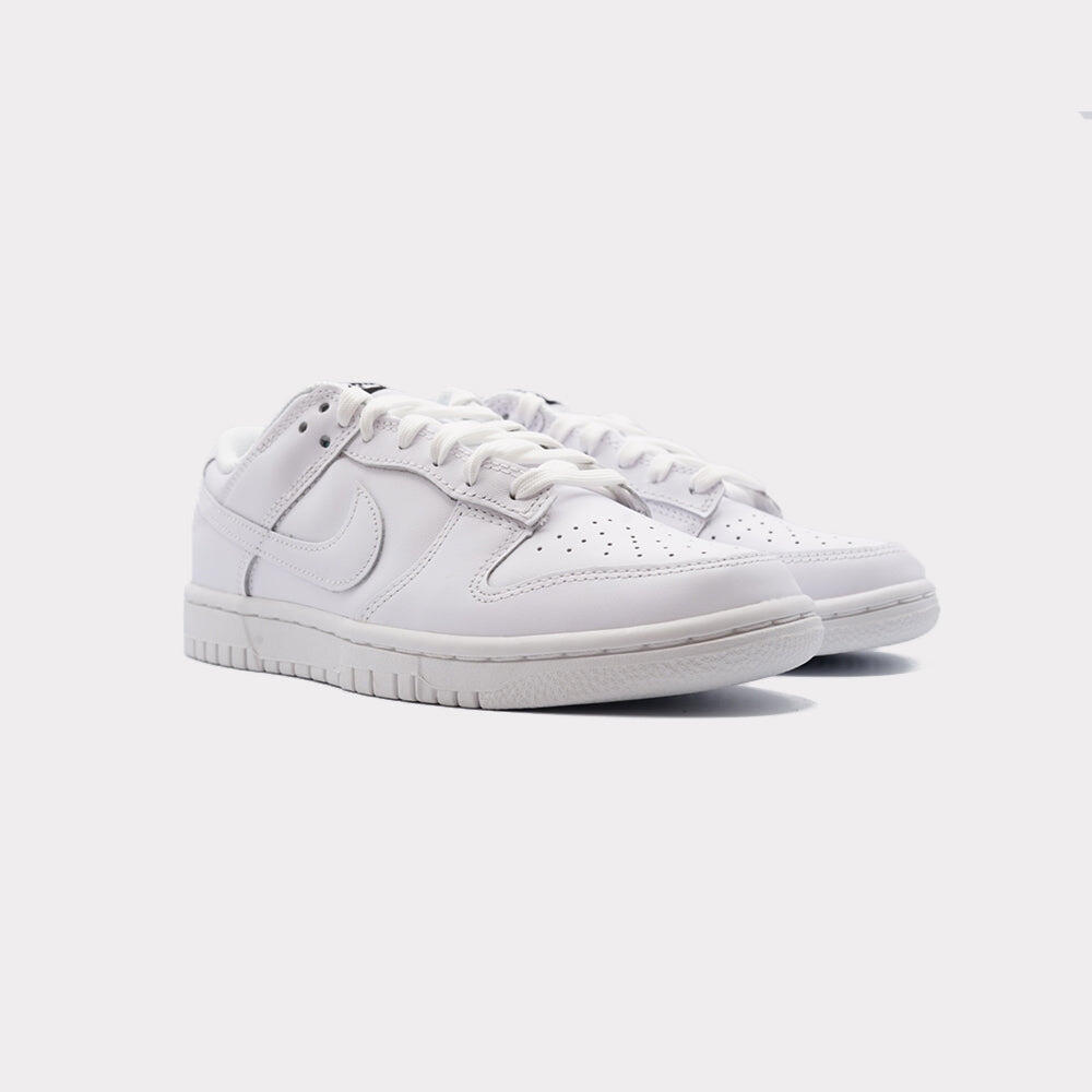Dunk Low Triple White (2021) 2/7