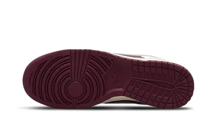 Nike Dunk Low Retro PRM Valentine's Day (2023) 3/3