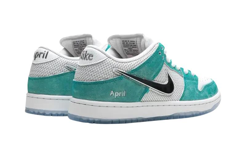 Nike SB Dunk Low April Skateboards 3/4