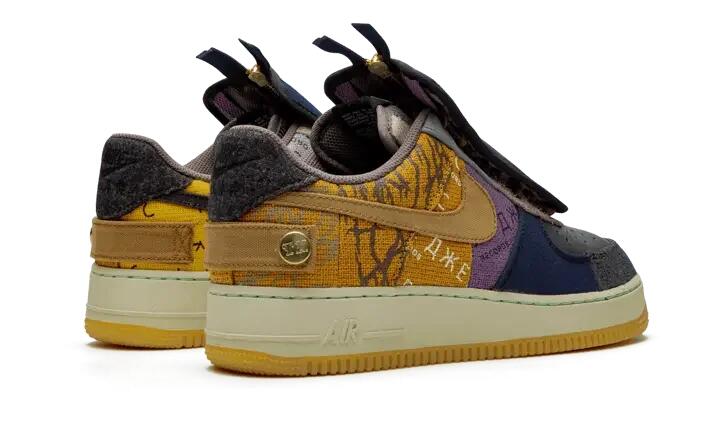 Scarpe - Lifestyle - Unisex - Low-top, edizione Travis Scott - Multicolor. 3/6