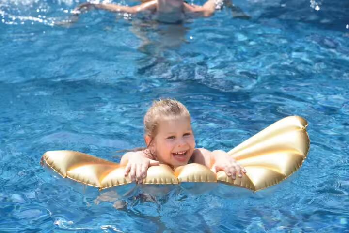 Hinchable concha dorada, diversión acuática para niños, seguro y resistente. 2/2