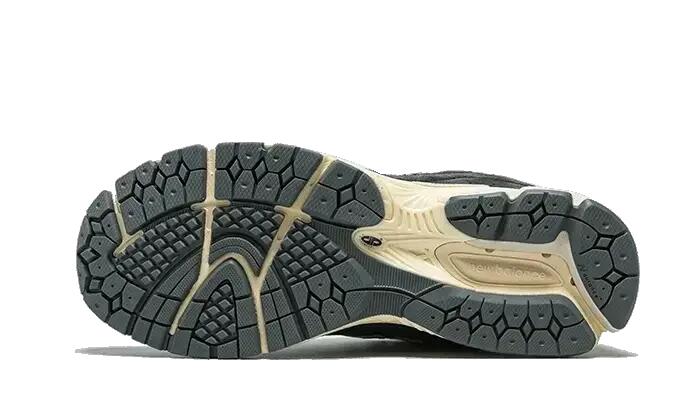New Balance 2002R Black Phantom 4/6