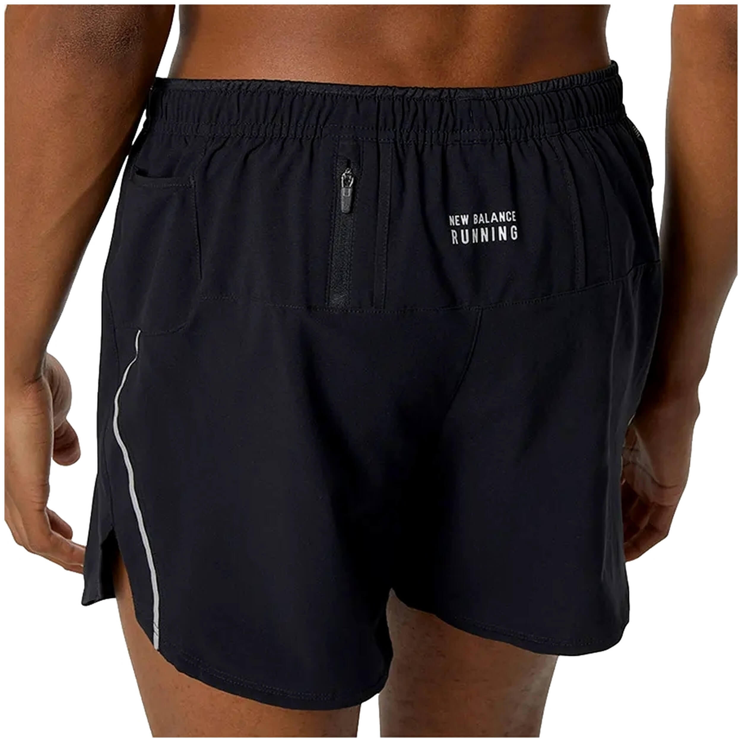 Korte broek New balance model MS21268_BK voor mannen 4/5