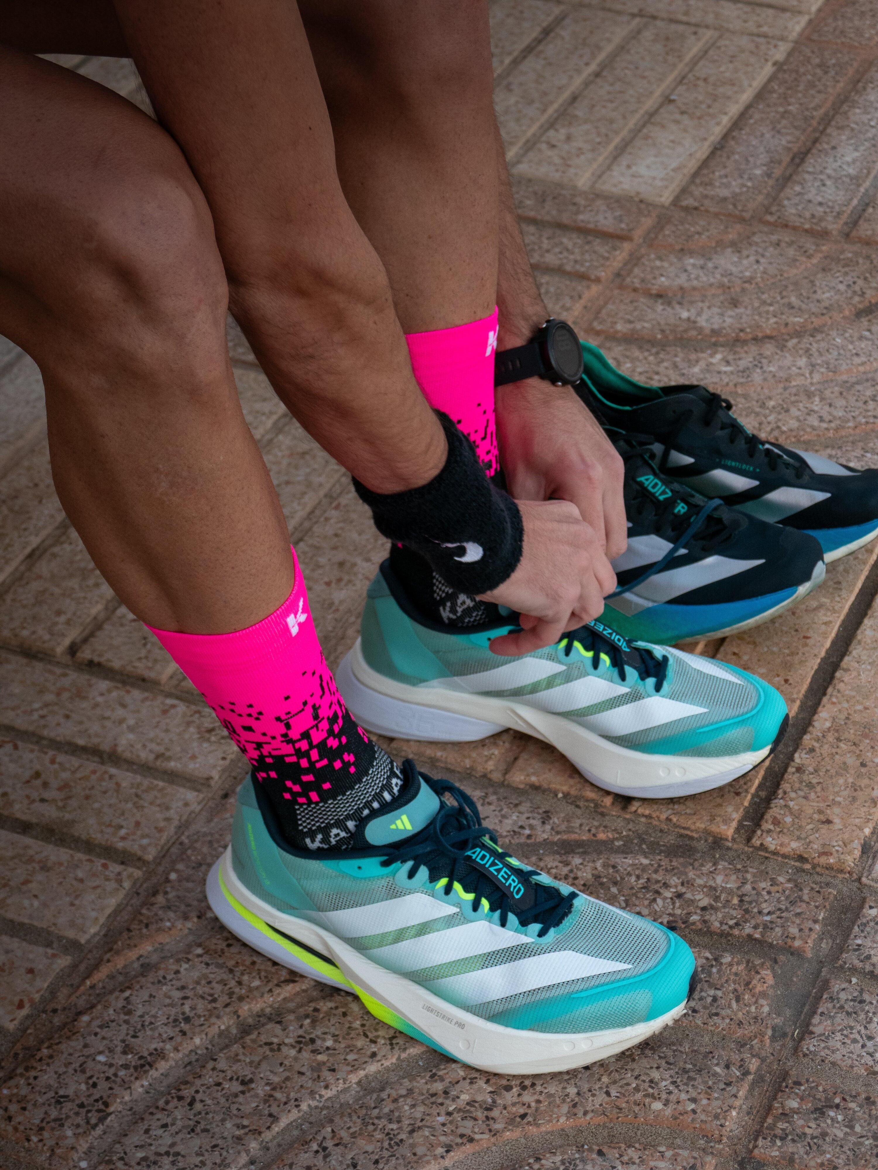 Meias Running Unissexo PIXEL 2.0 Rosa Fluor - Cano Alto 2 fios 5/7