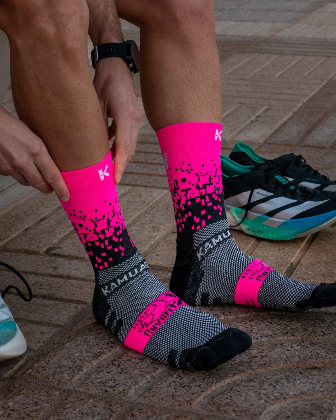 Meias Running Unissexo PIXEL 2.0 Rosa Fluor - Cano Alto 2 fios 6/7
