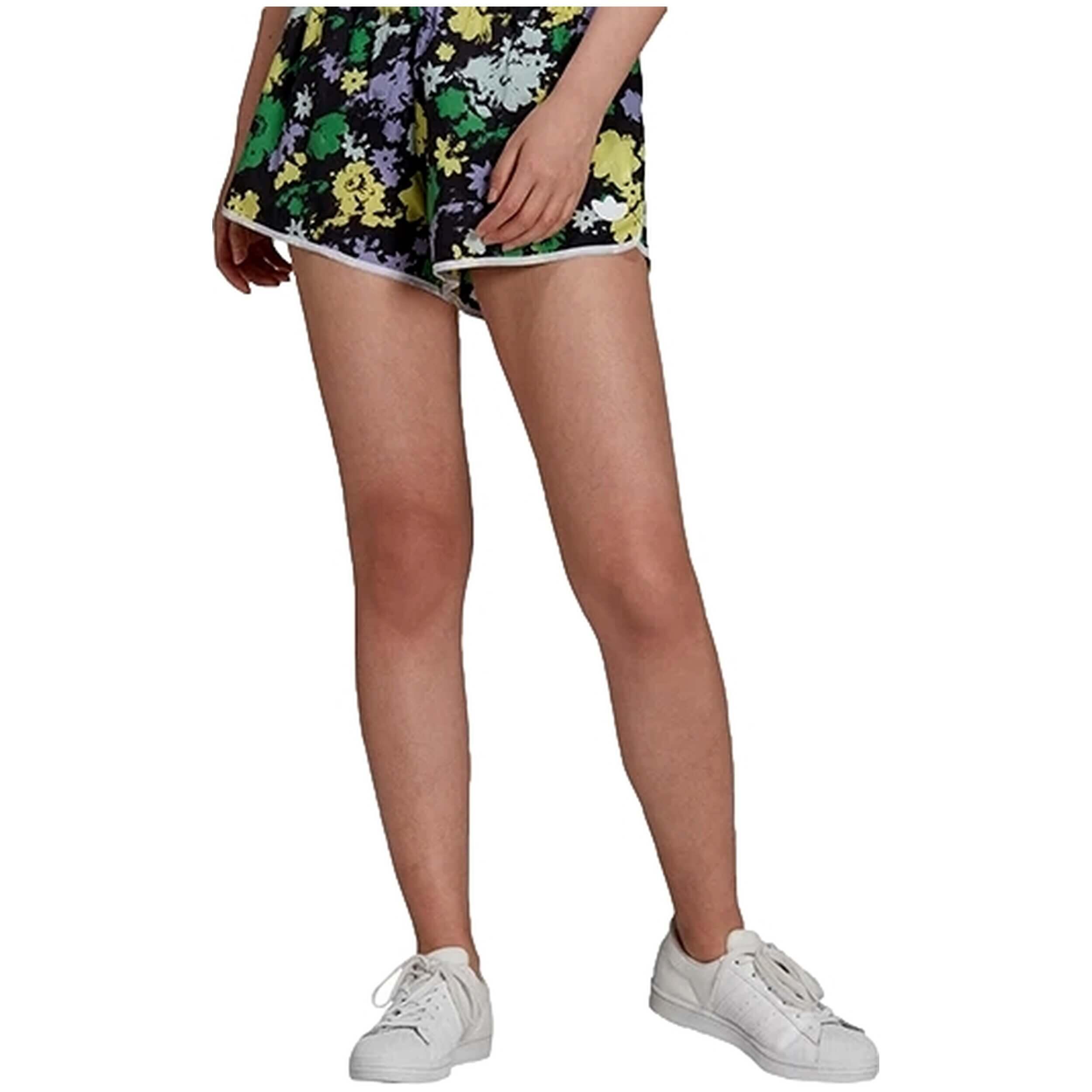 Pantaloncini Adidas modello H15787 per donne 2/4