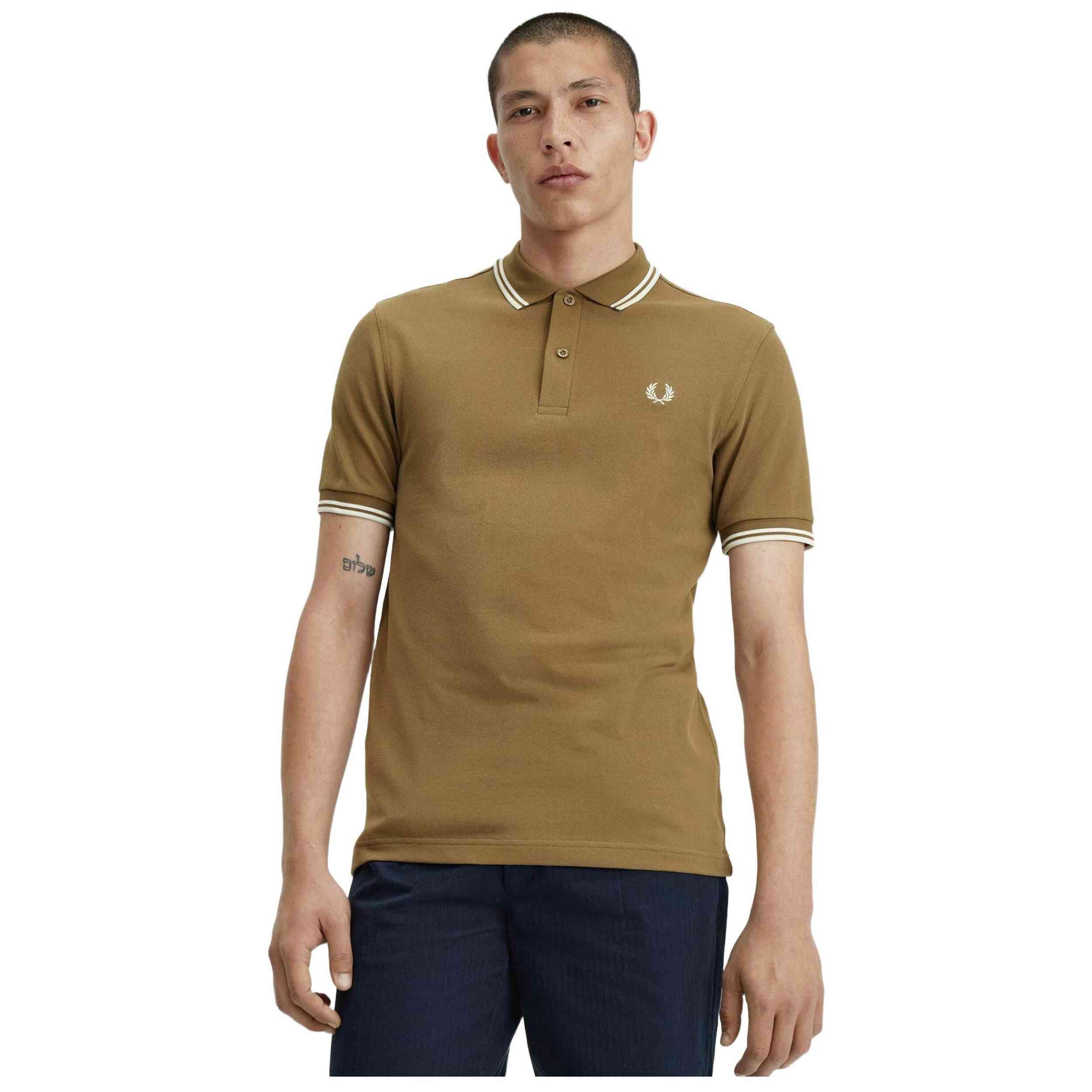 Polo de manga corta Fred perry modelo M3600-U90-S para hombre 3/4