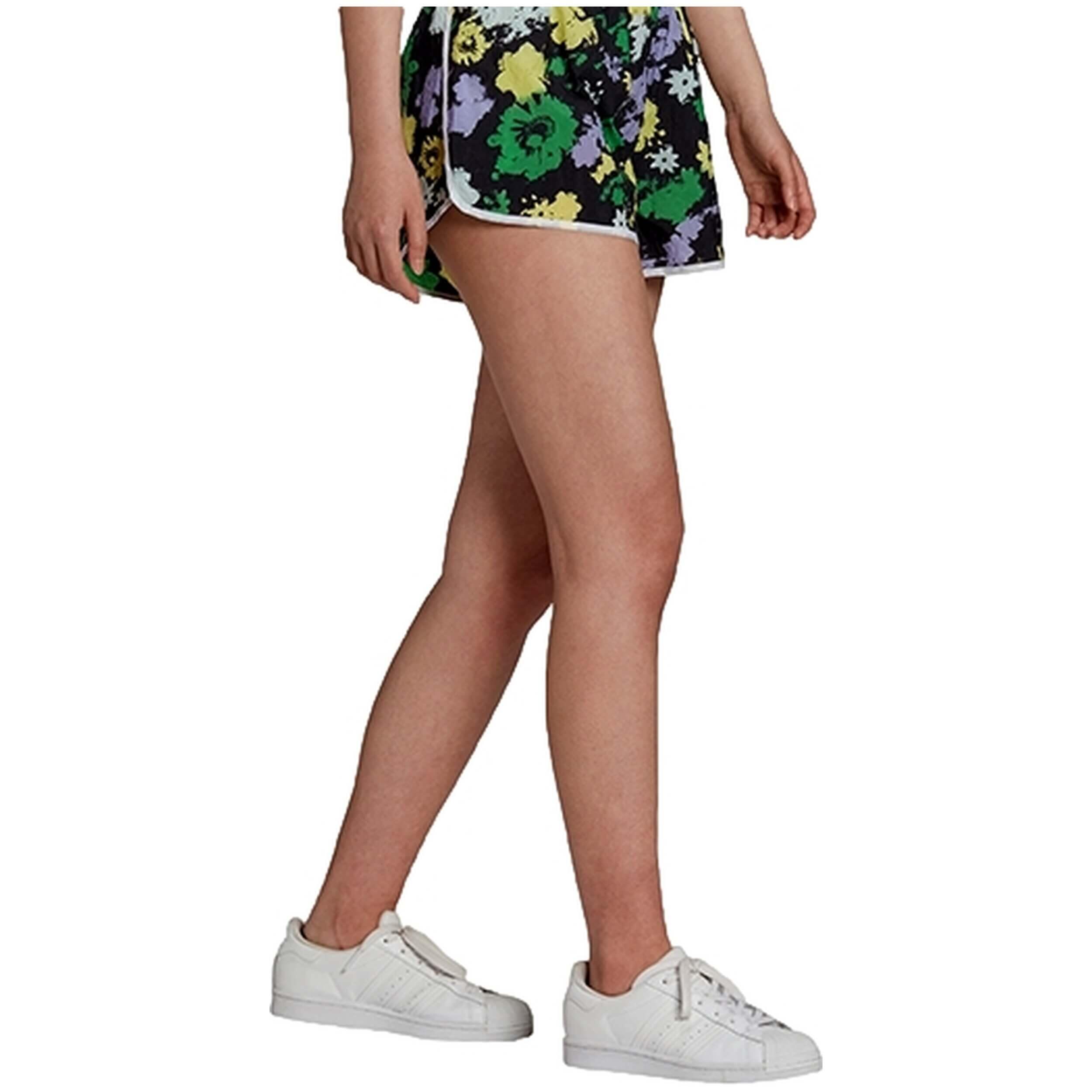 Pantaloncini Adidas modello H15787 per donne 3/4