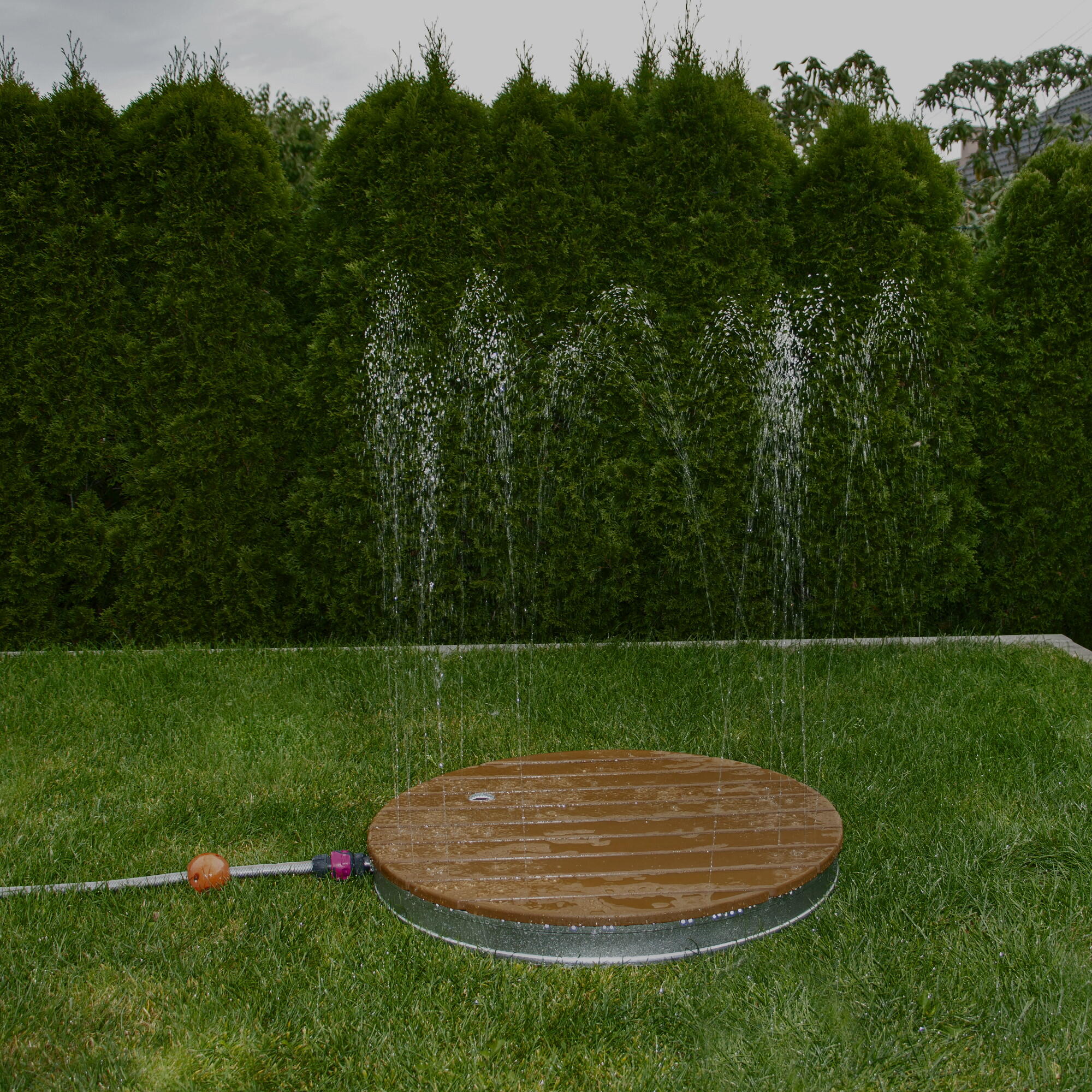 Outdoor Gartendusche Bodendusche, rund Ø 74 cm, mit
Gartenschlauchanschluß 4/7