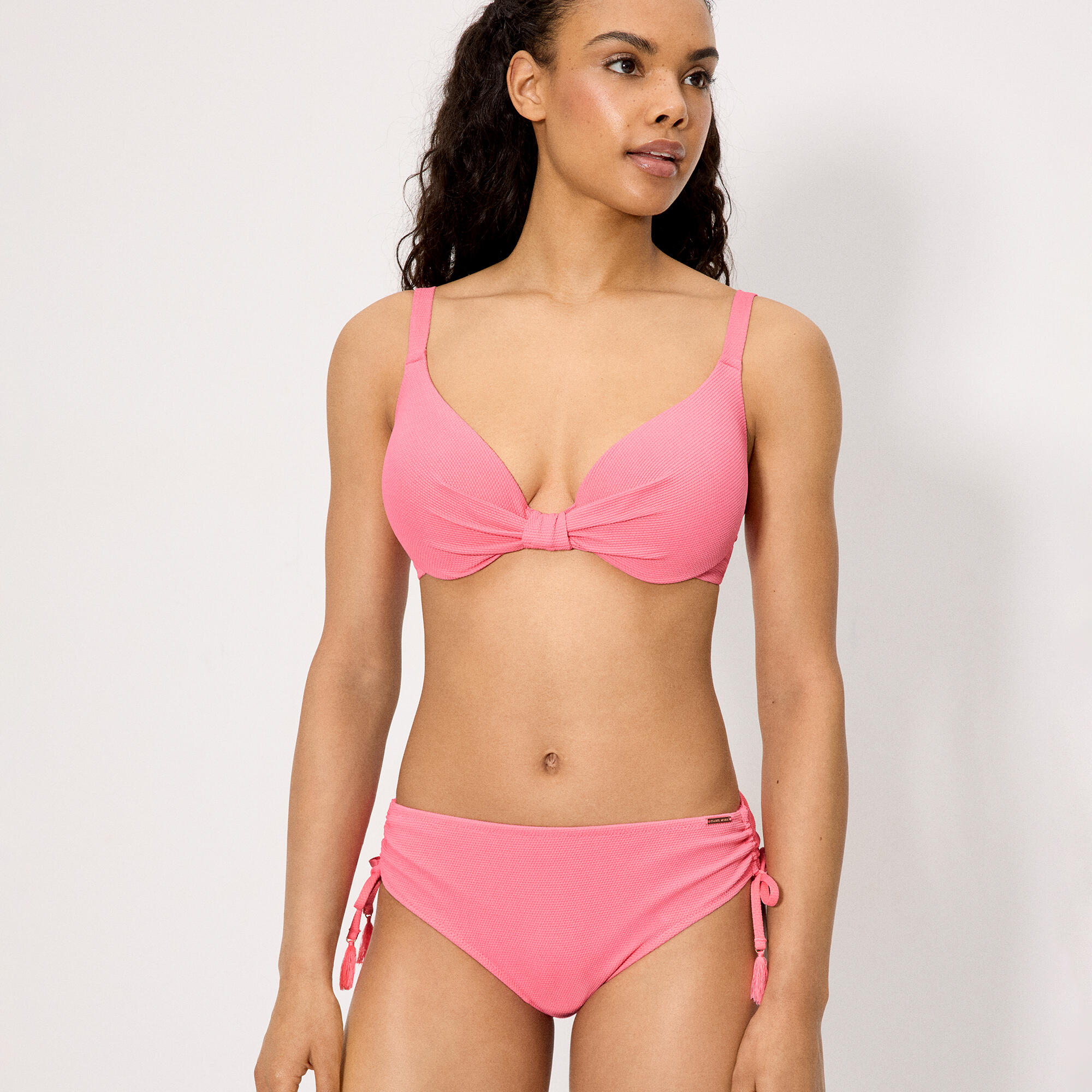 Ensemble bikini rose en piqué avec haut à armatures et culotte gainante, bonnet 1/5