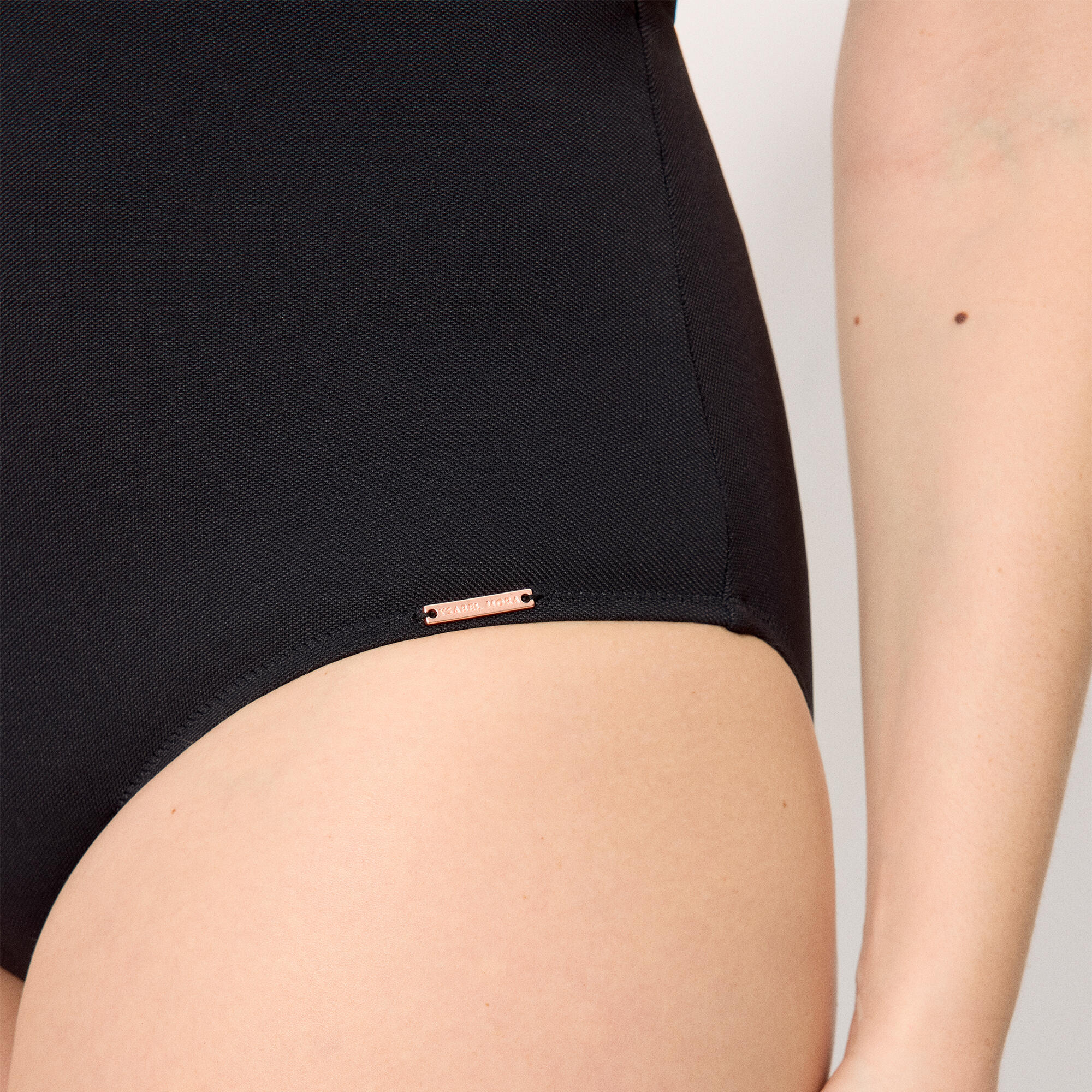 Maillot de bain gainant en micropiqué noir, bonnet C 5/5