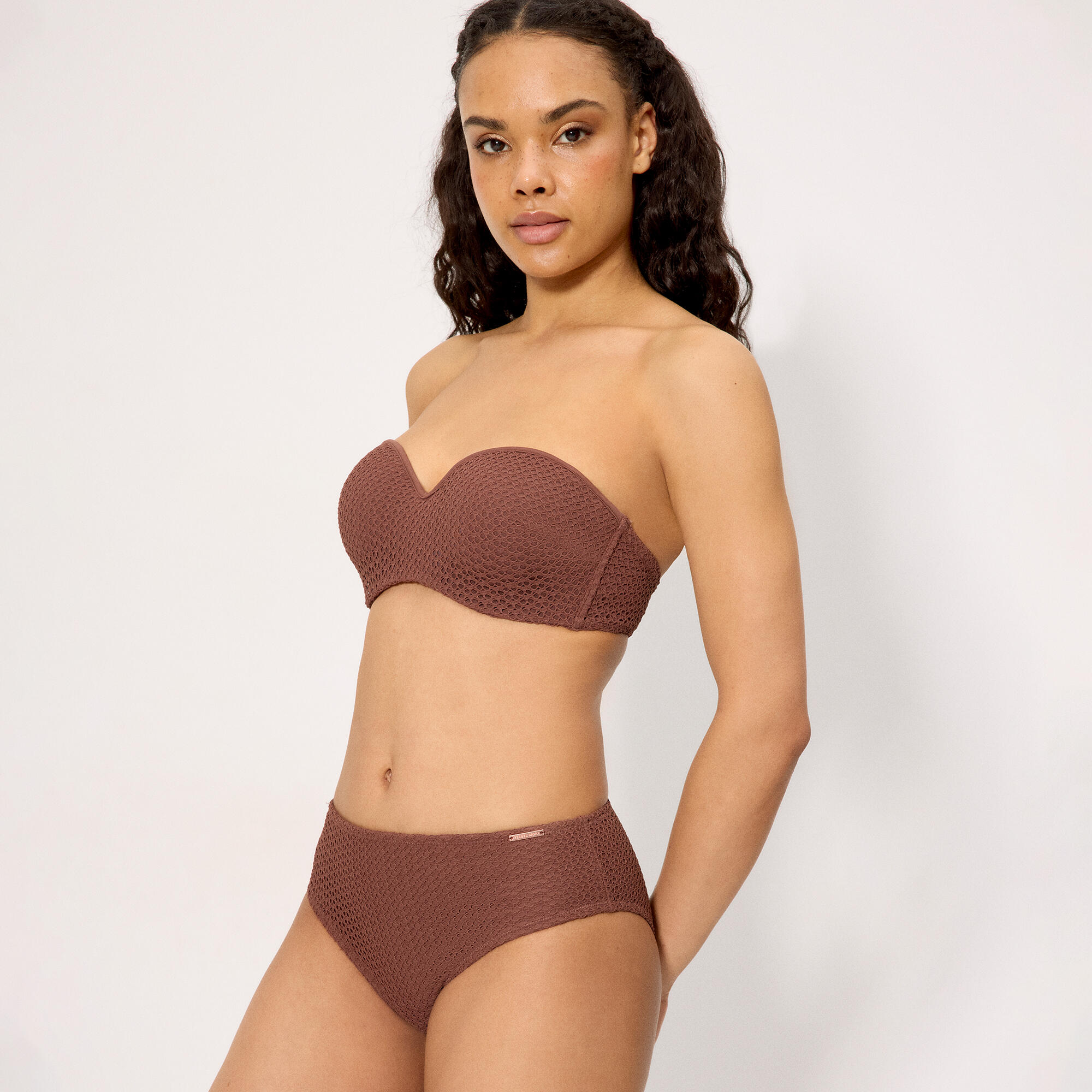 Culotte de bikini mi-longue marron ajourée et sculptante 3/4