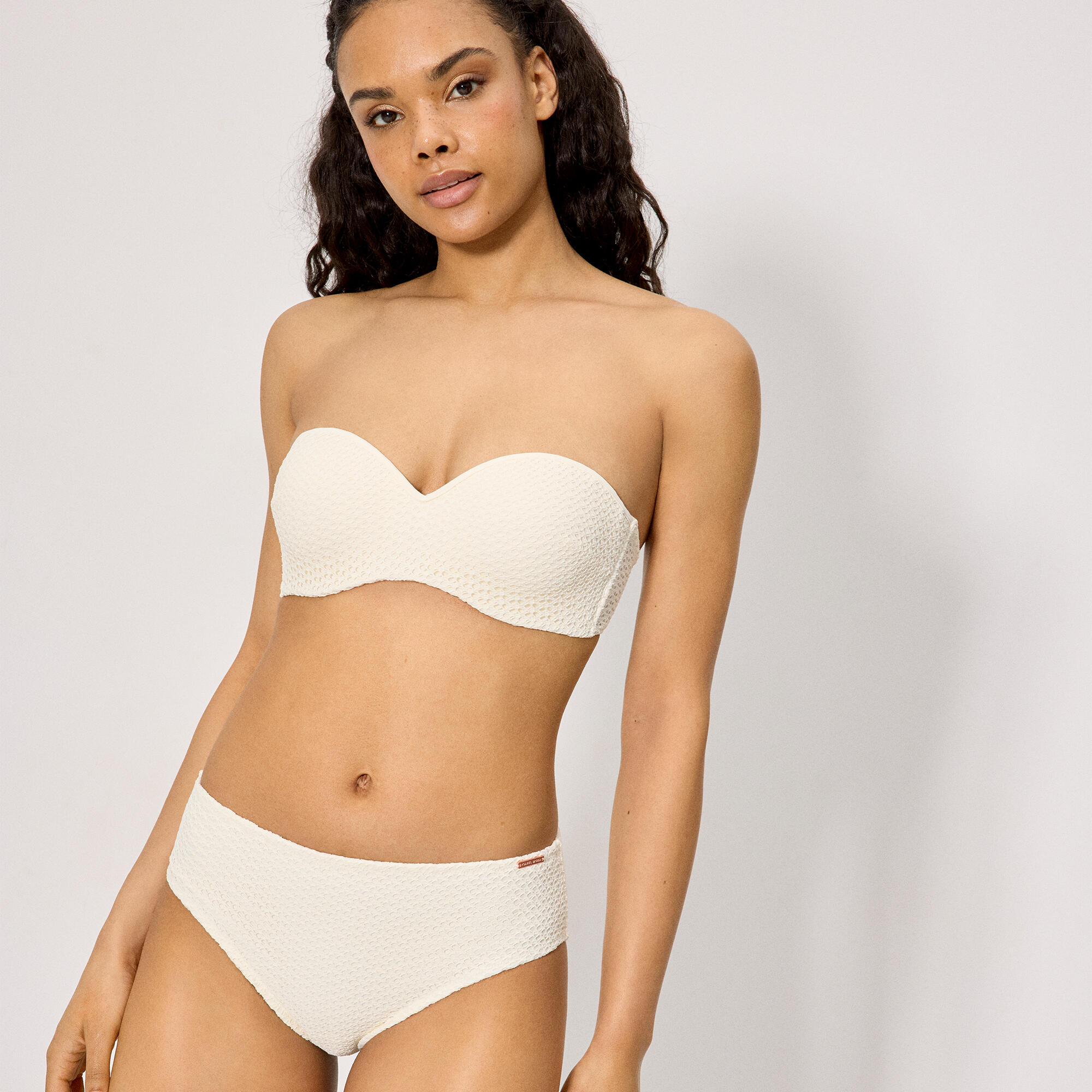 Culotte de bikini midi gainante ajourée ivoire en tissu doux 3/4