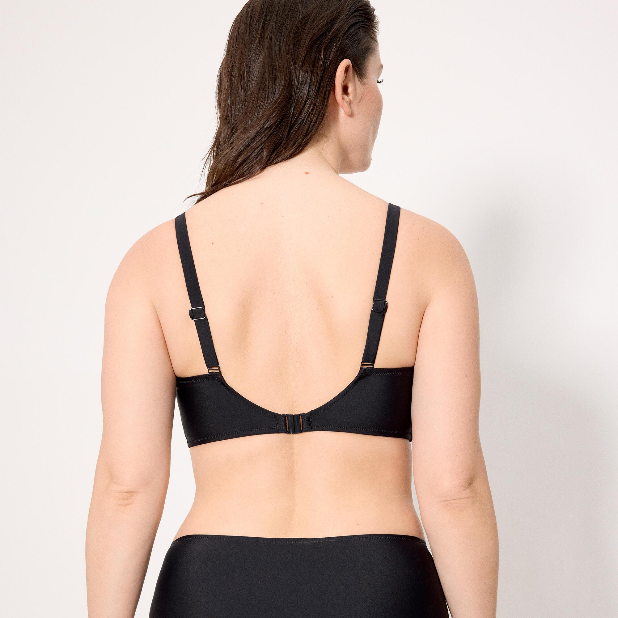 Haut de bikini noir amincissant, bonnets D et E 2/4