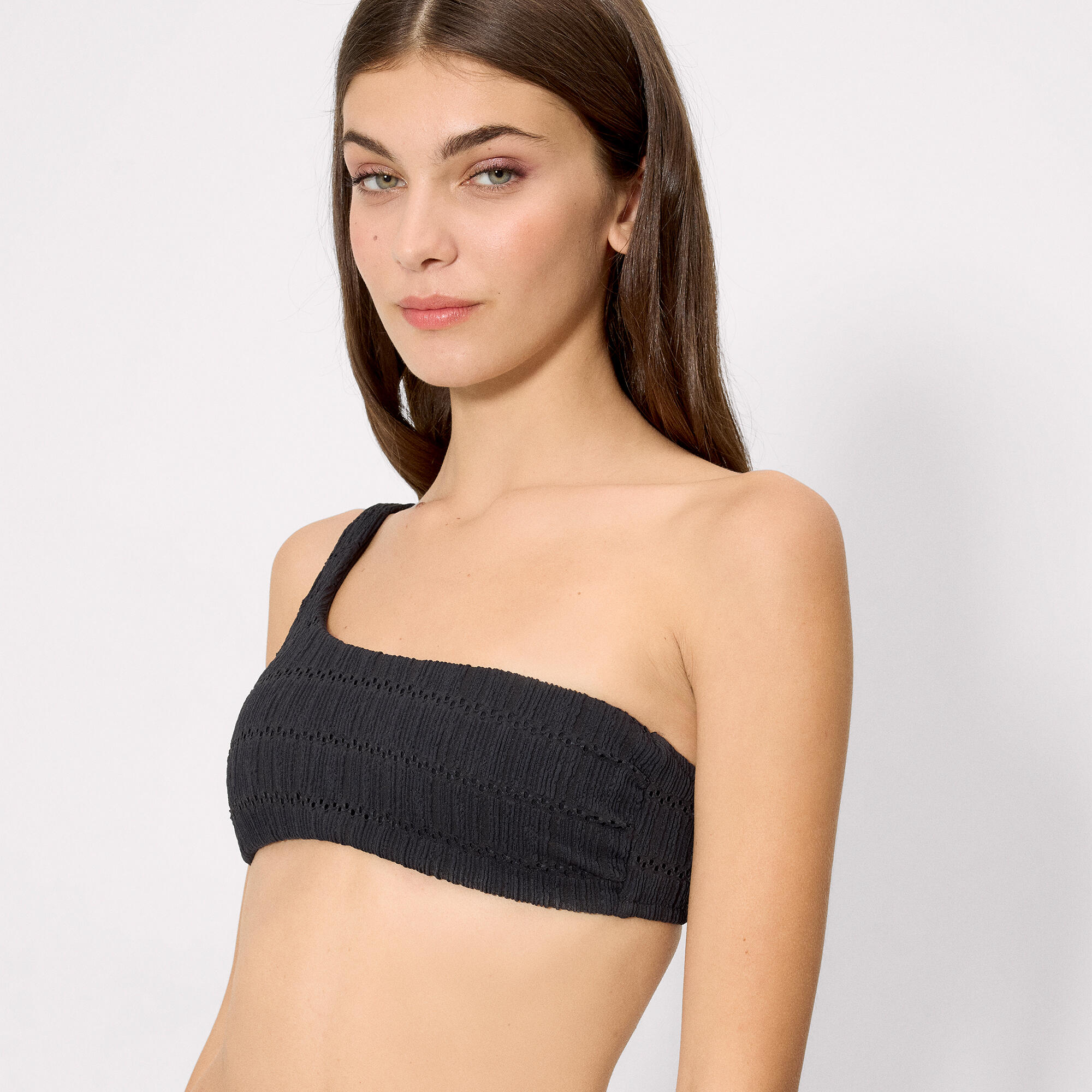 Top bikini asimétrico textura negro copa B 3/5