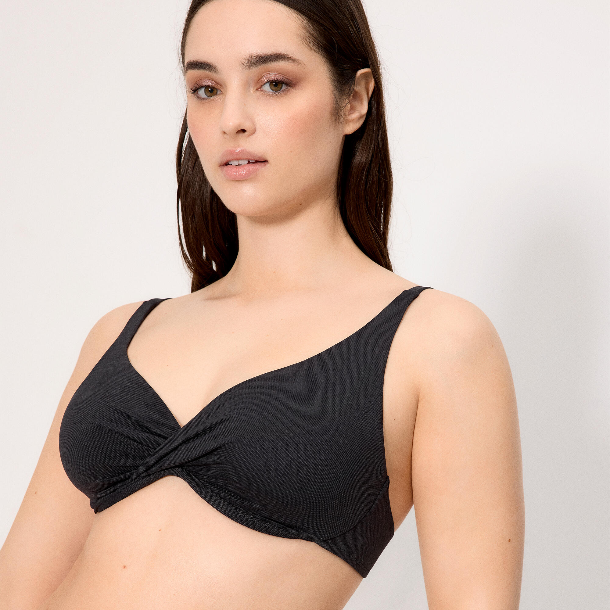 Haut de bikini amincissant en micropiqué noir, bonnet C 3/5