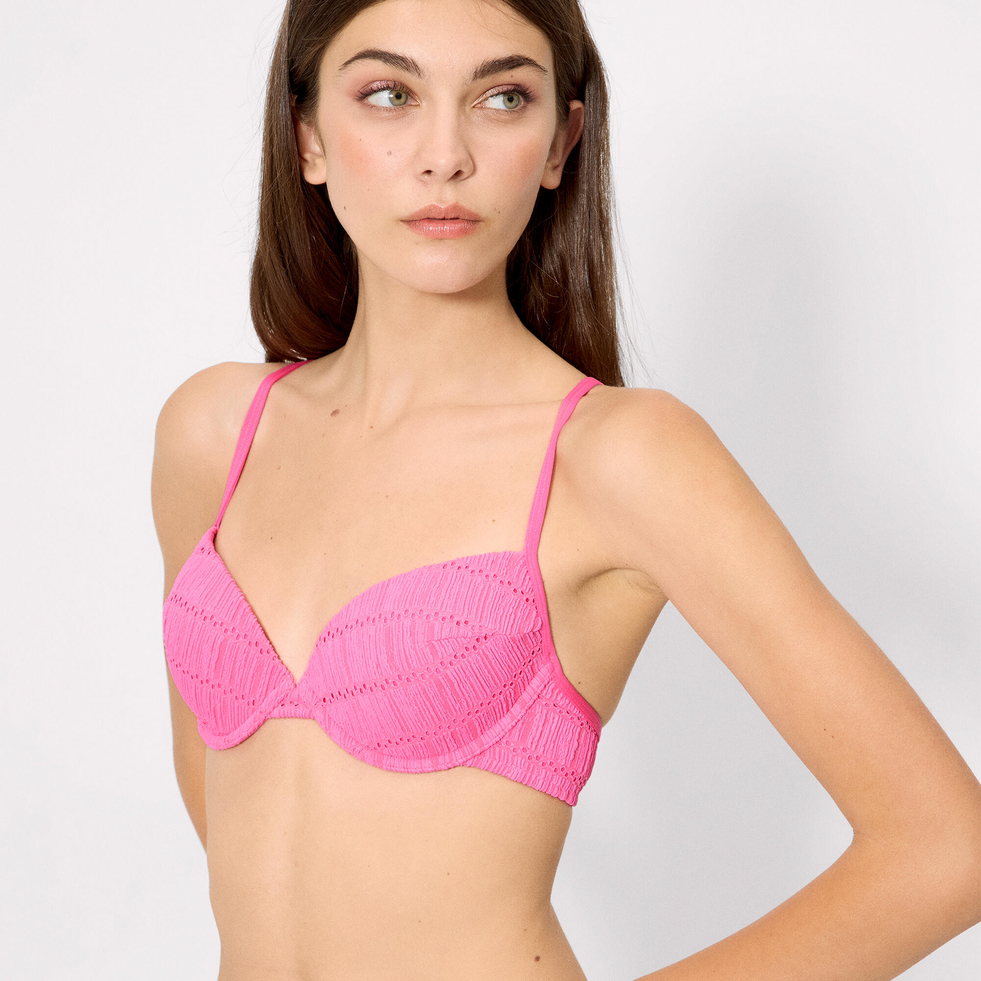 Haut de bikini rose texturé, bonnet B 3/4
