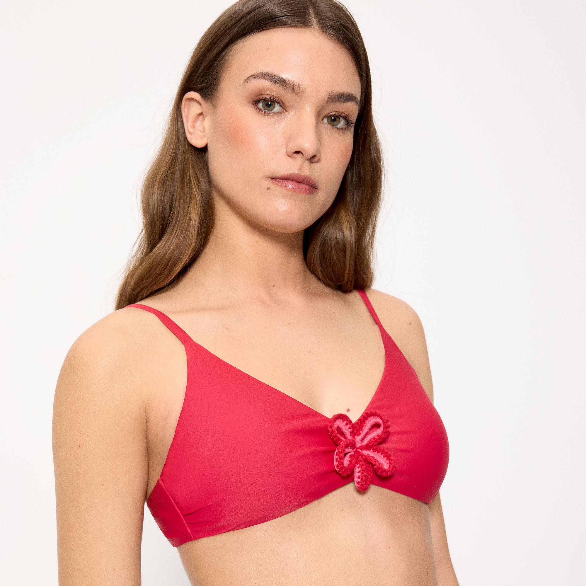Haut de bikini triangle rouge orné de fleurs au crochet, bonnet B 3/3