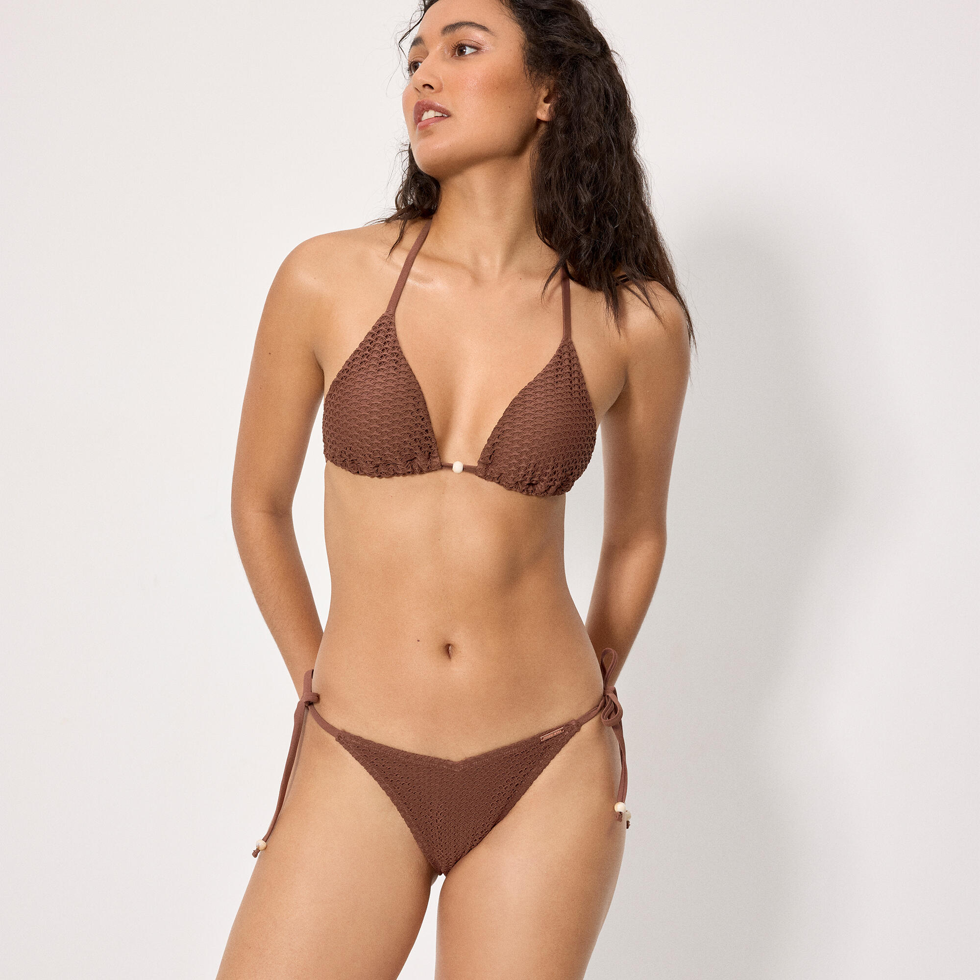 Braga bikini anudada brasileña tejido calado marrón 2/4