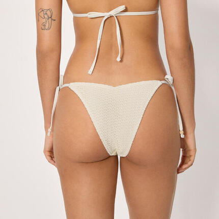 Bas de bikini brésilien noué en tissu ajouré ivoire