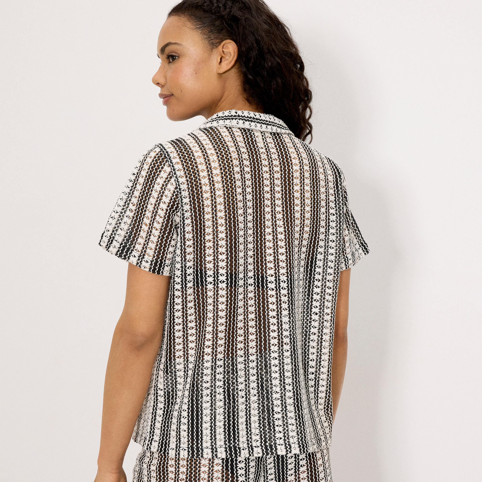 Camisa manga corta calada negra 2/3