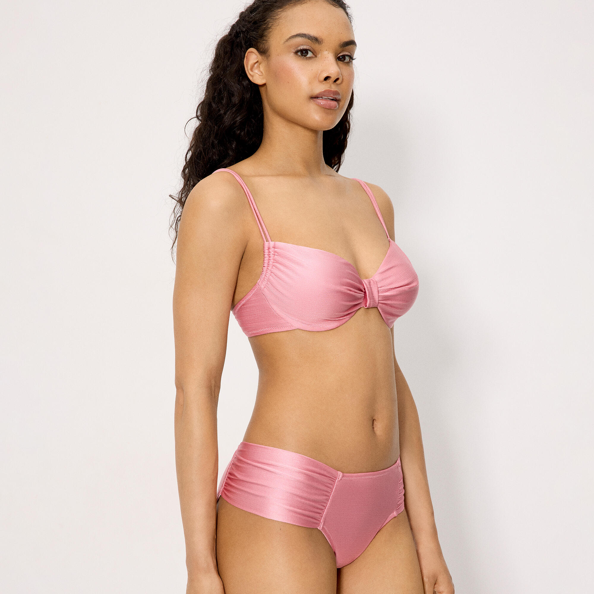 Ensemble bikini gainant rose pailleté, bonnet C, effet poitrine réduite. 3/5