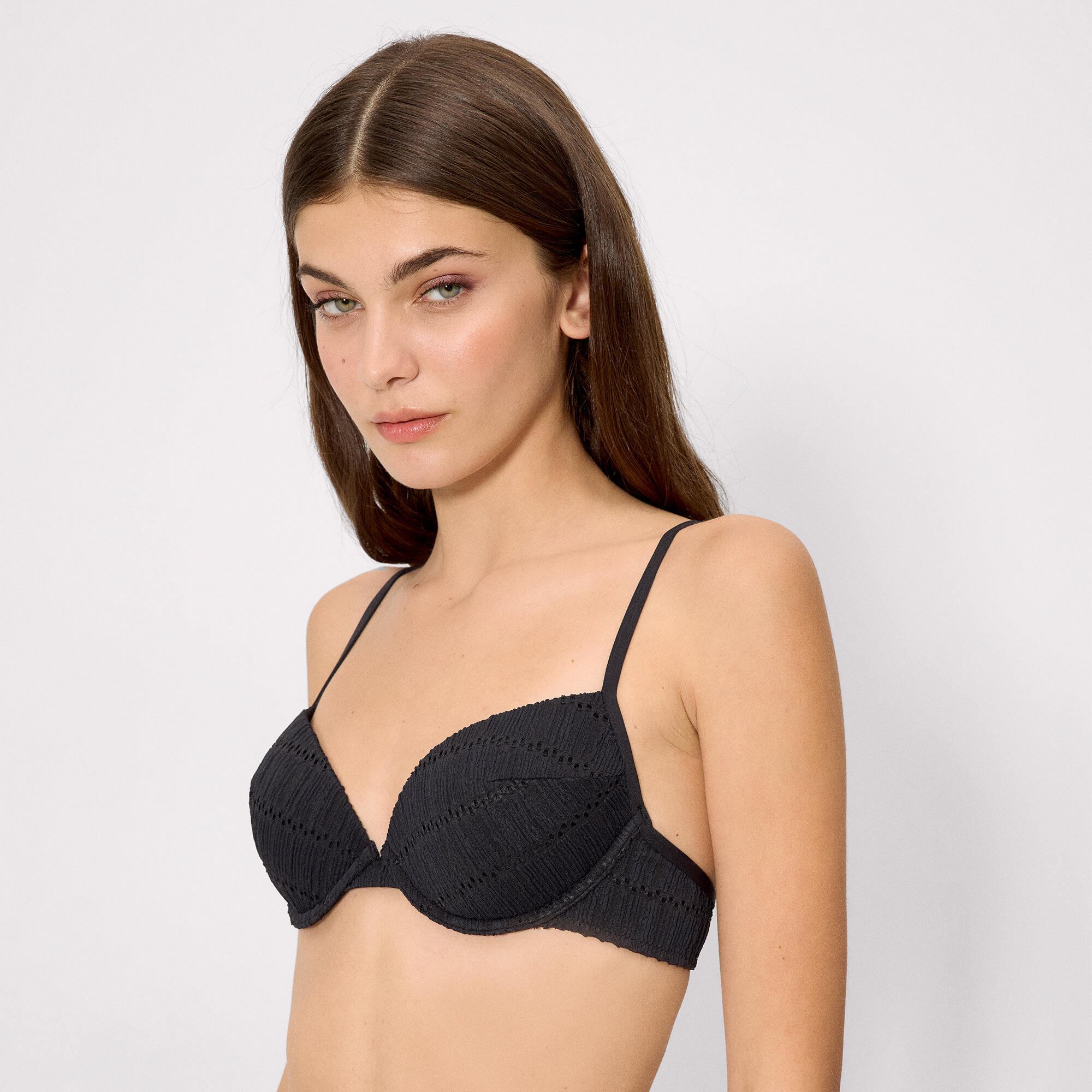 Haut de bikini noir texturé, bonnet B 3/4