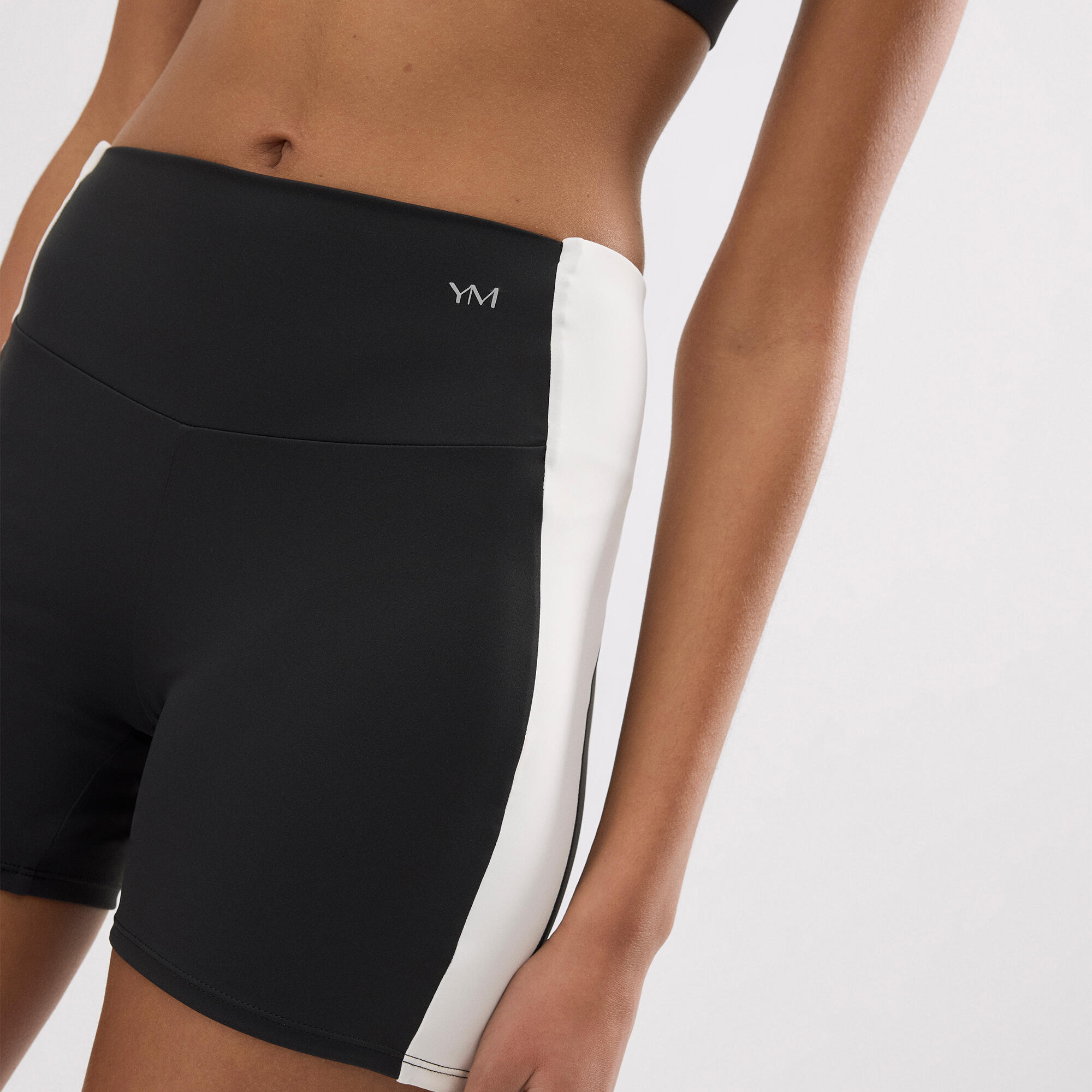 Legging de sport court noir effet push-up avec bande contrastante 4/6