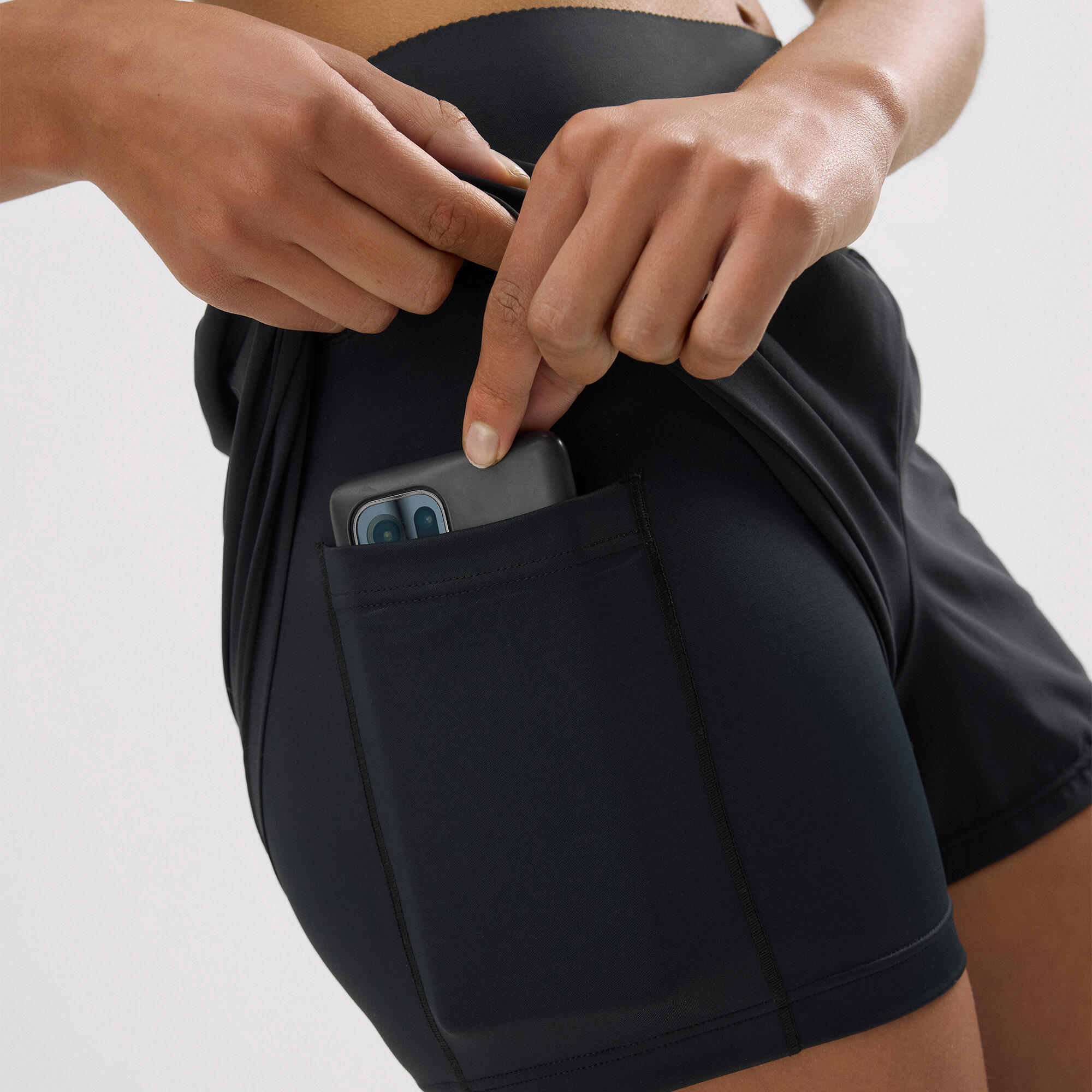 Short de sport compressif avec poche intérieure 4/5