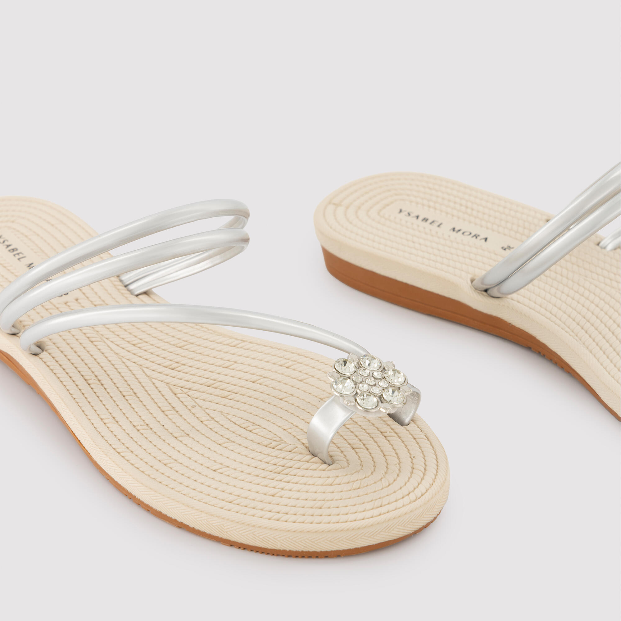 Sandalias plateadas detalle flor 3/3