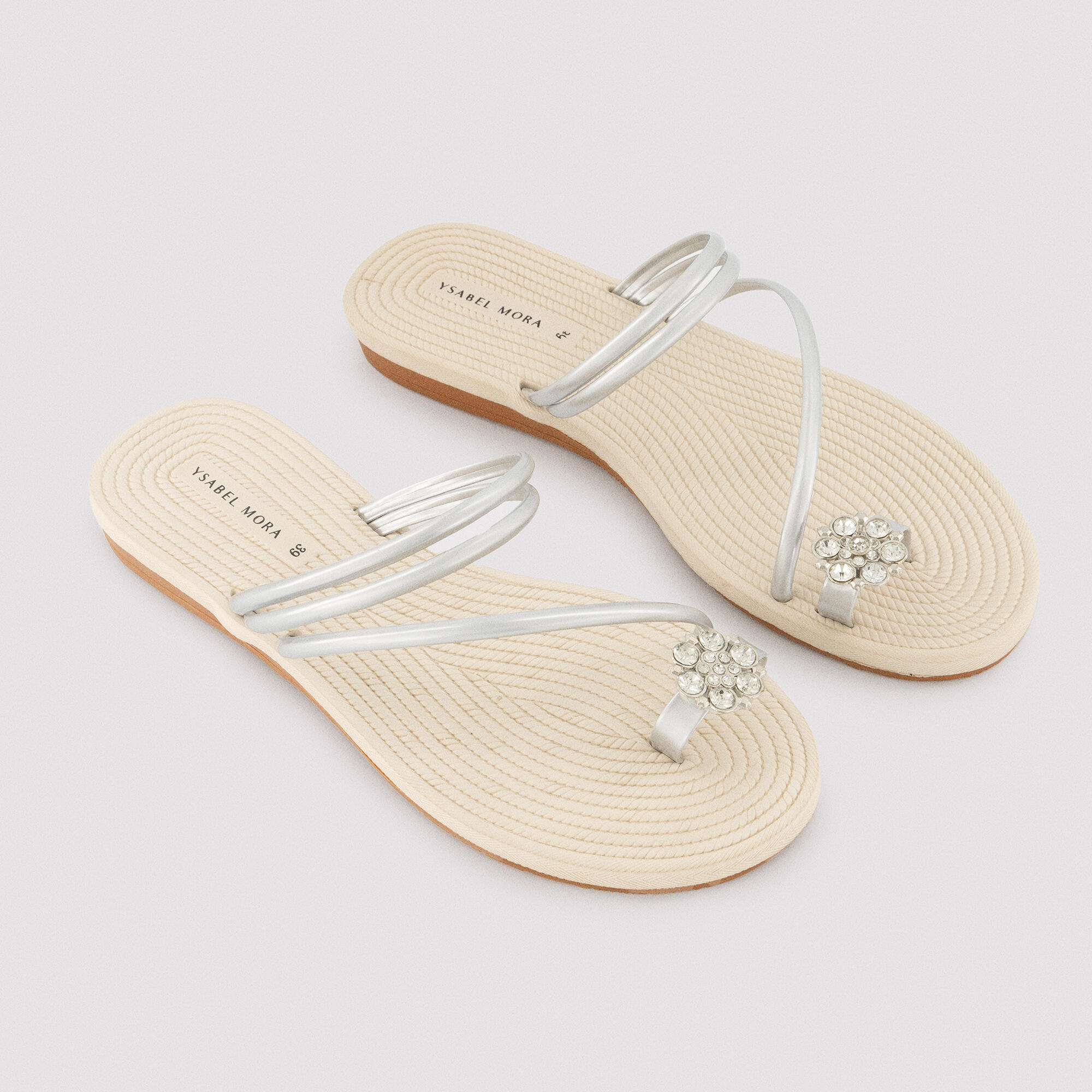 Sandalias plateadas detalle flor 2/3