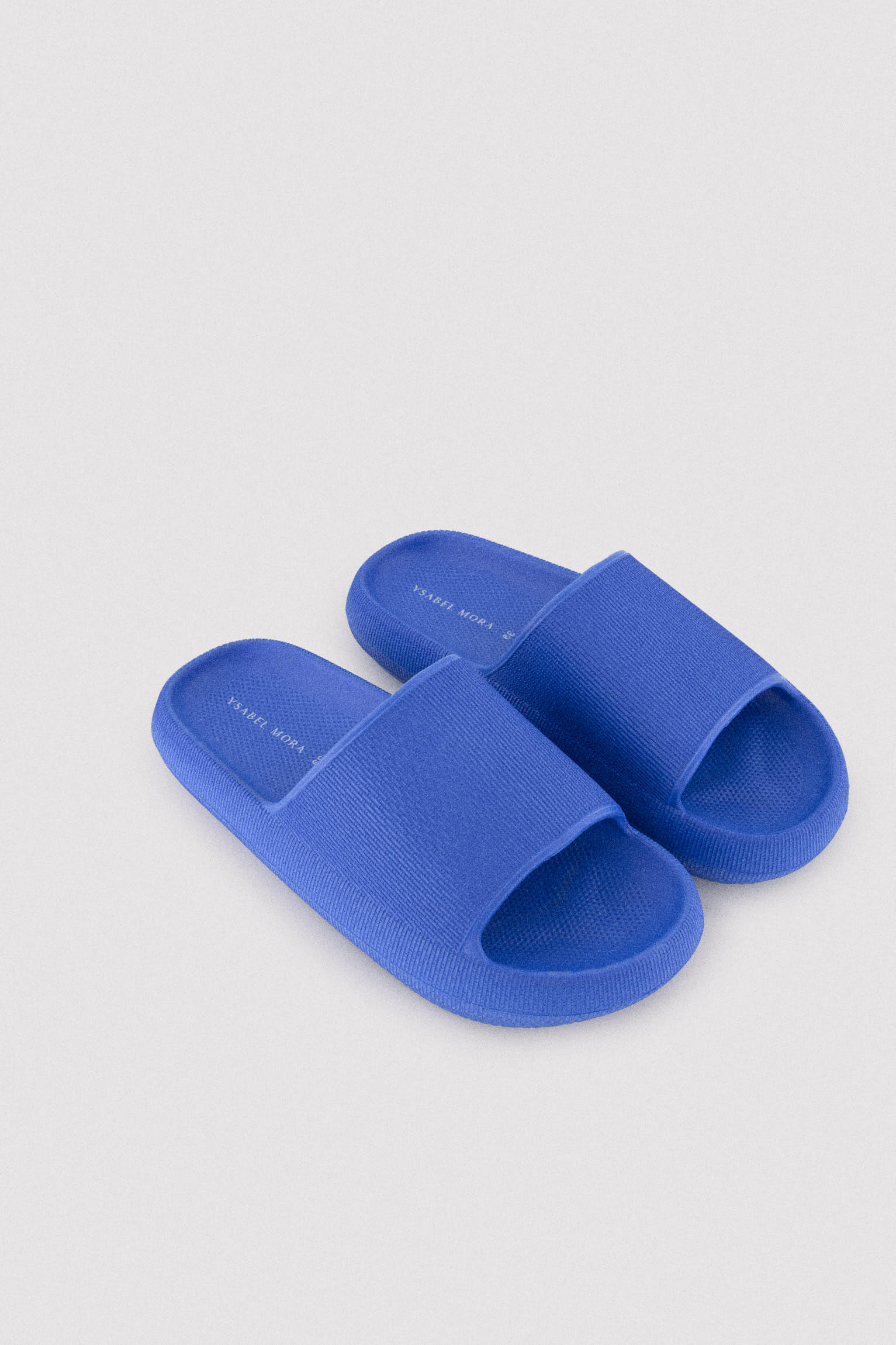 Chinelo de praia leve, extra confortável e antiderrapante, azul. 2/3
