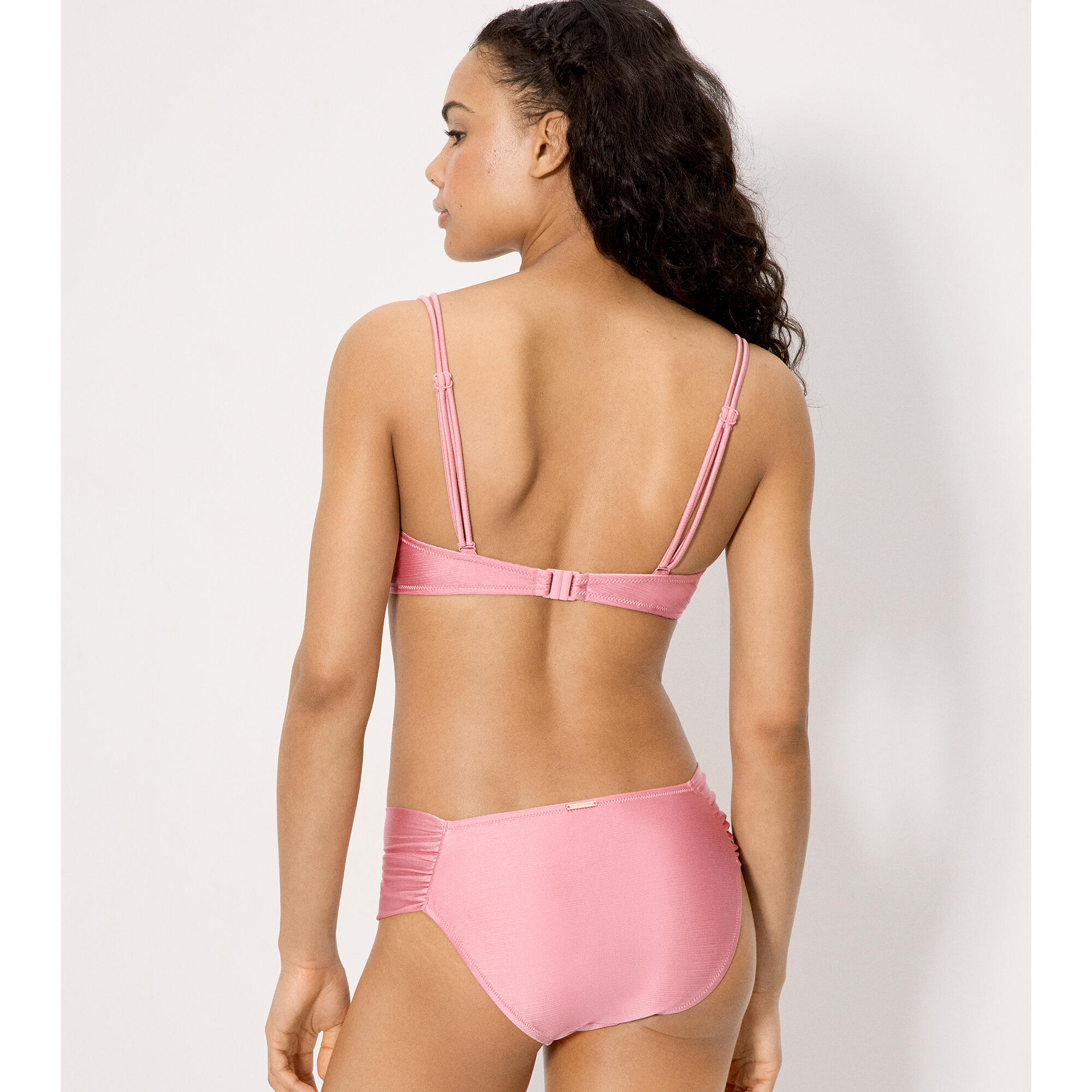 Ensemble bikini gainant rose pailleté, bonnet C, effet poitrine réduite. 2/5