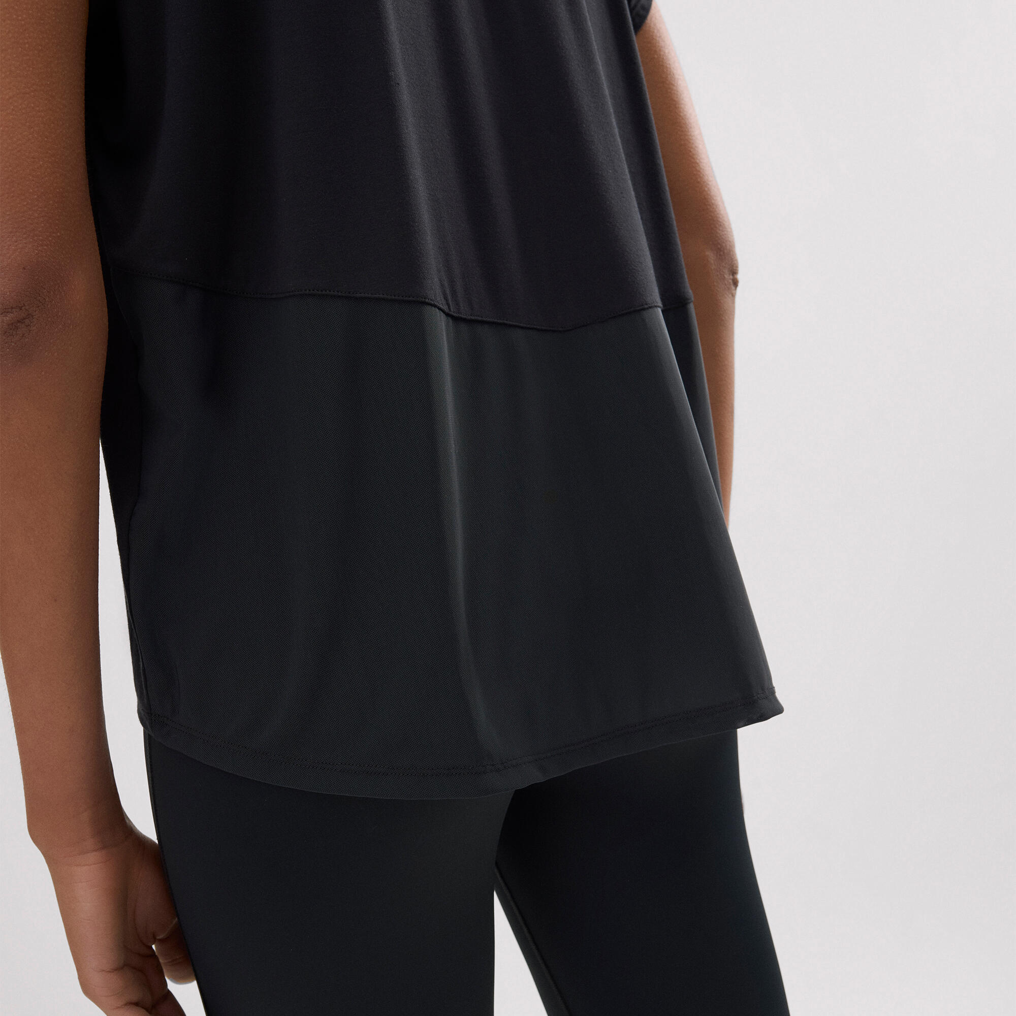 Camiseta deportiva manga corta fluida negra 4/4