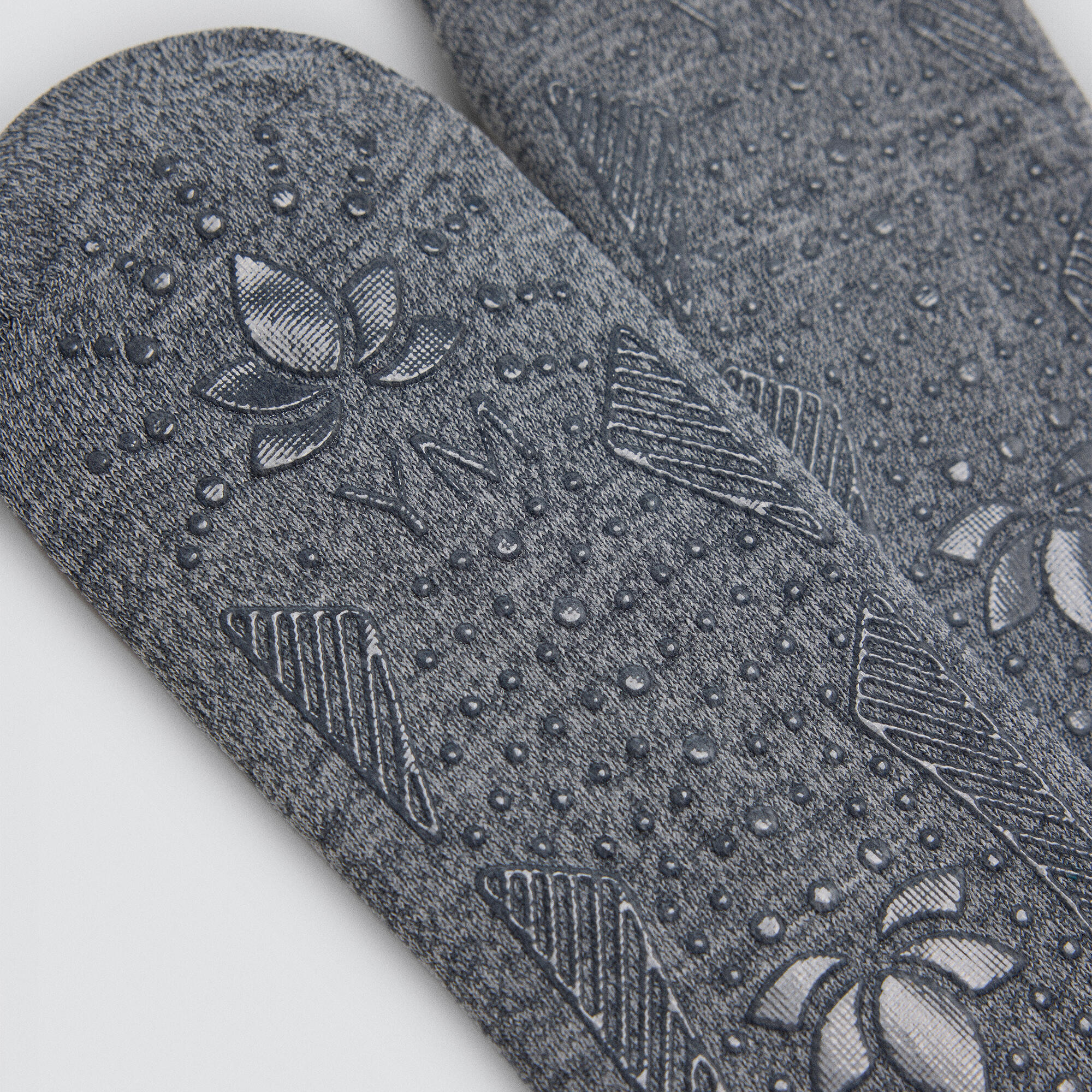 Chaussettes antidérapantes pour le yoga et le Pilates, grises 2/2