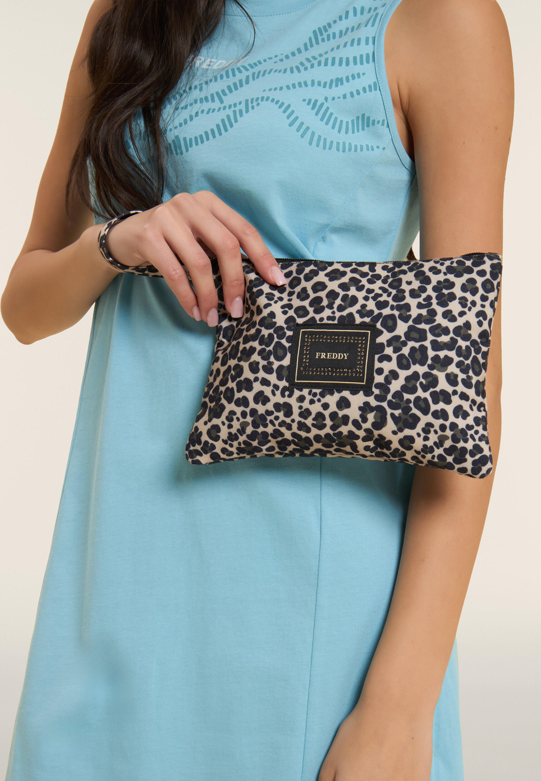 Bolso sobre de lona animal print con cremallera y logotipo de strass 2/5