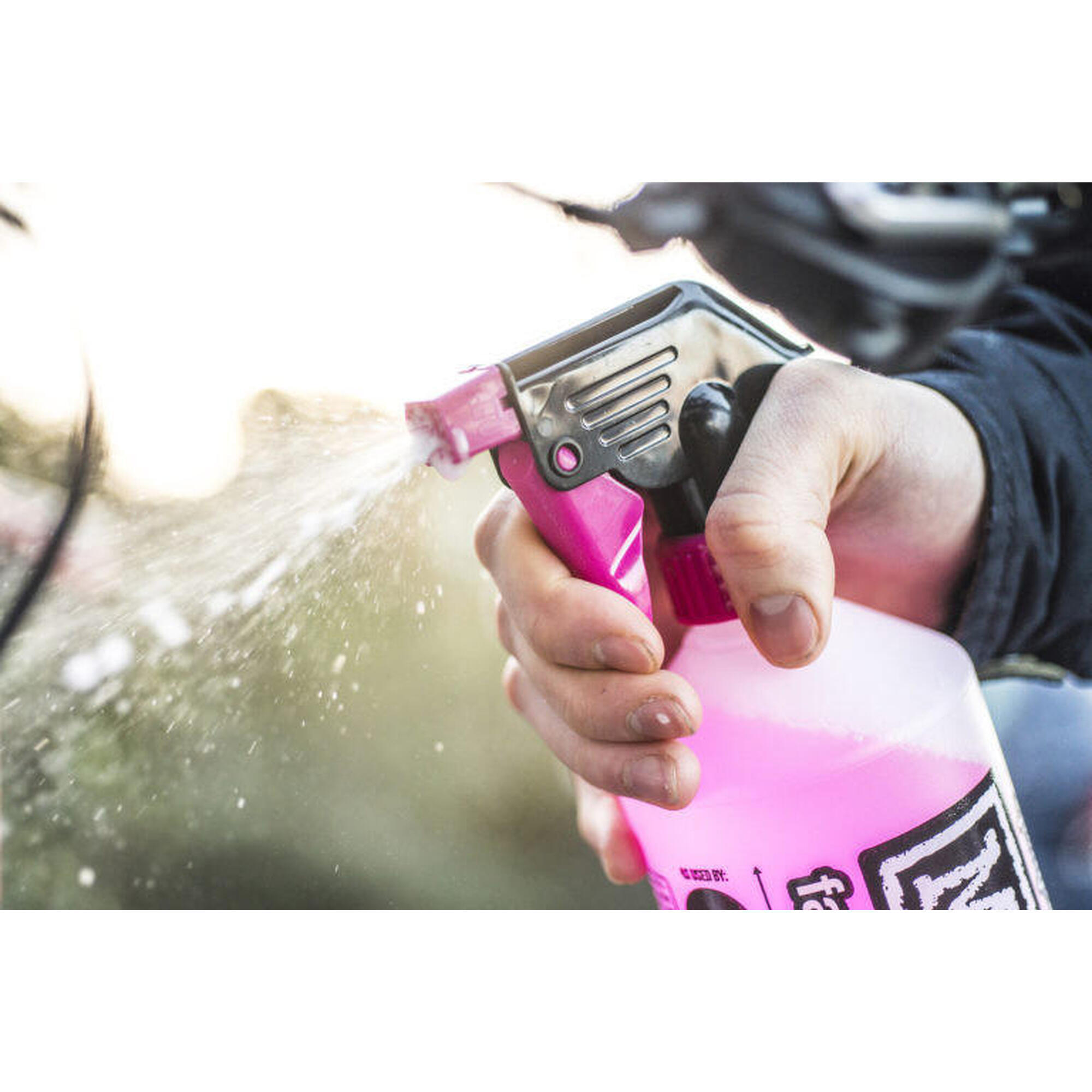 Soluție Muc-Off Nano Tech Cycle Cleaner 1 L cu pulverizator