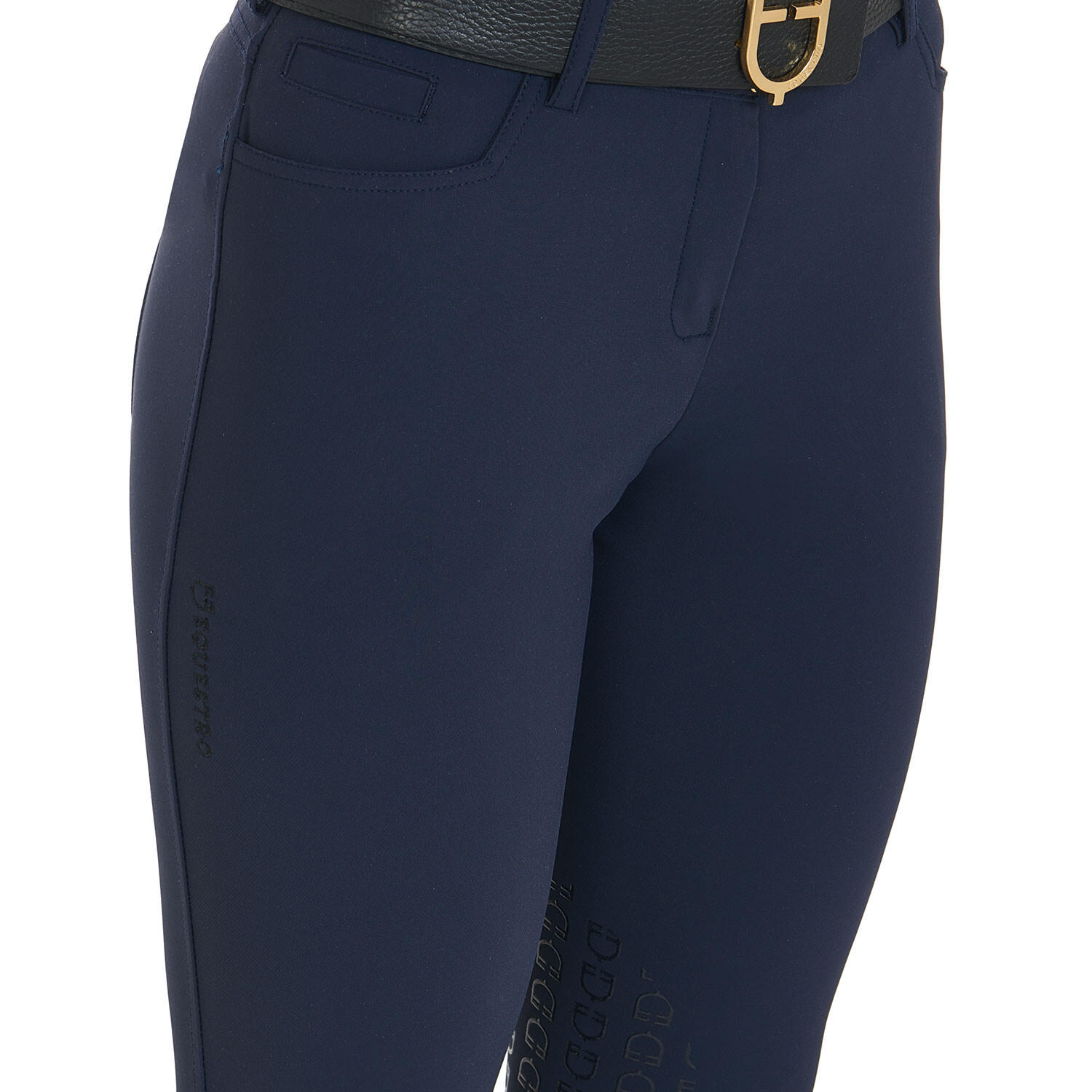 Calça feminina slim fit em tecido técnico bielástico para o verão 5/7