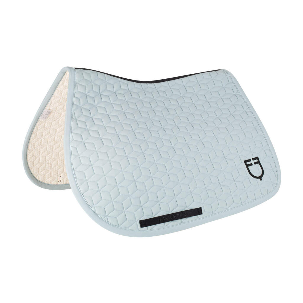 Jumping saddle pad with cube quilting