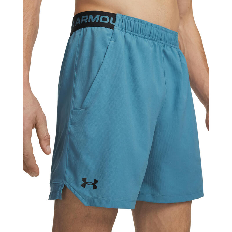 Shorts sportivi aderenti per allenamento, traspiranti e leggeri.