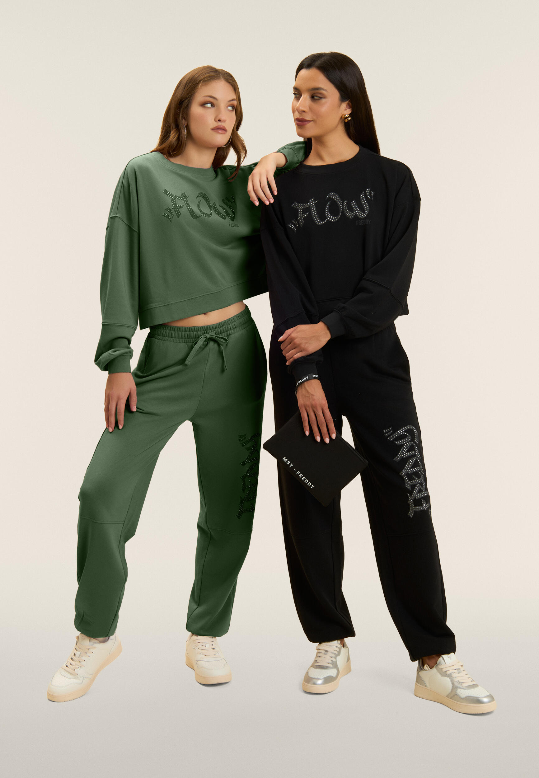 Felpa Cropped con stampa "FLOW" e borchie 5/5