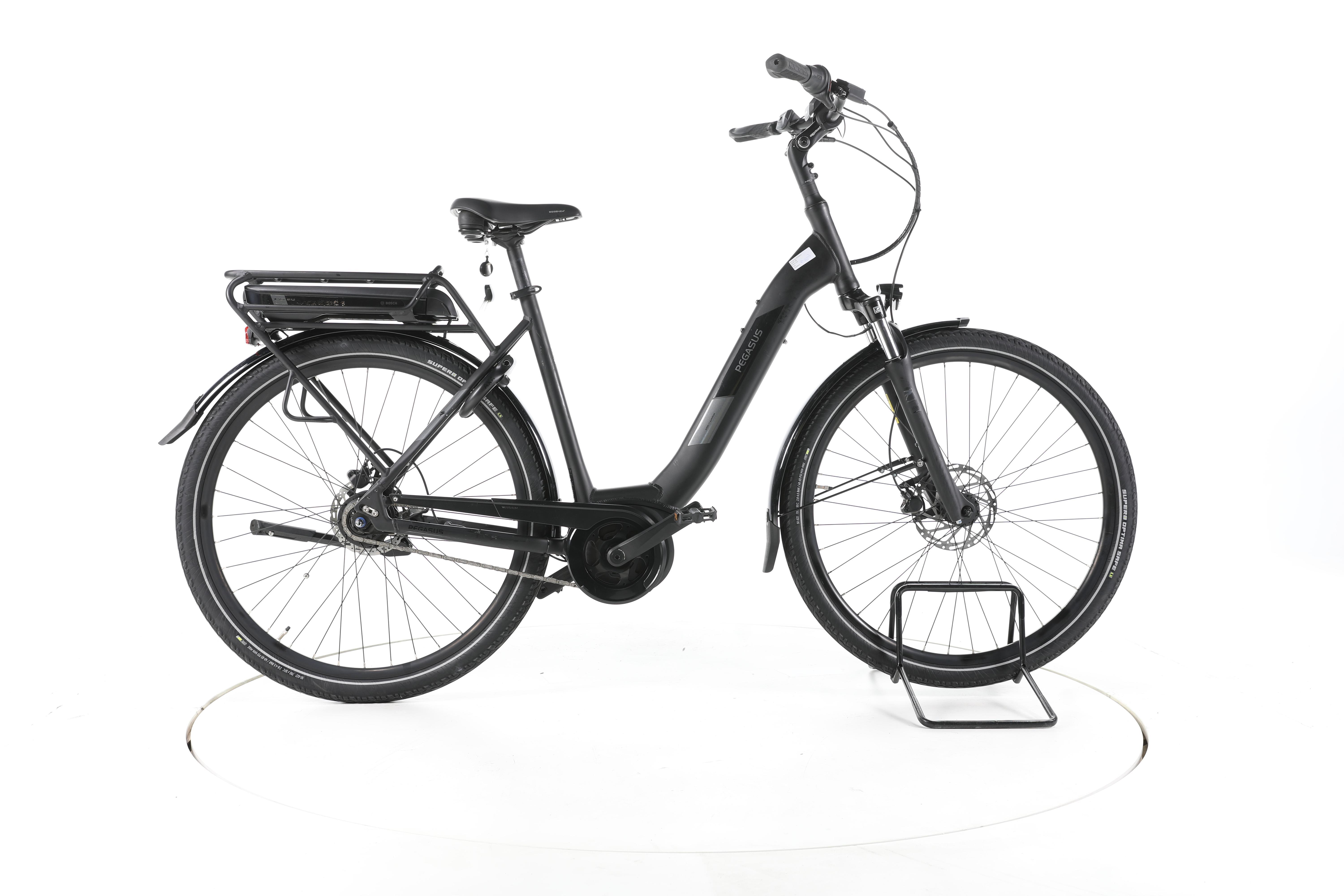L'uomo Controlla La Catena Della Bicicletta Fotografia Stock - Immagine