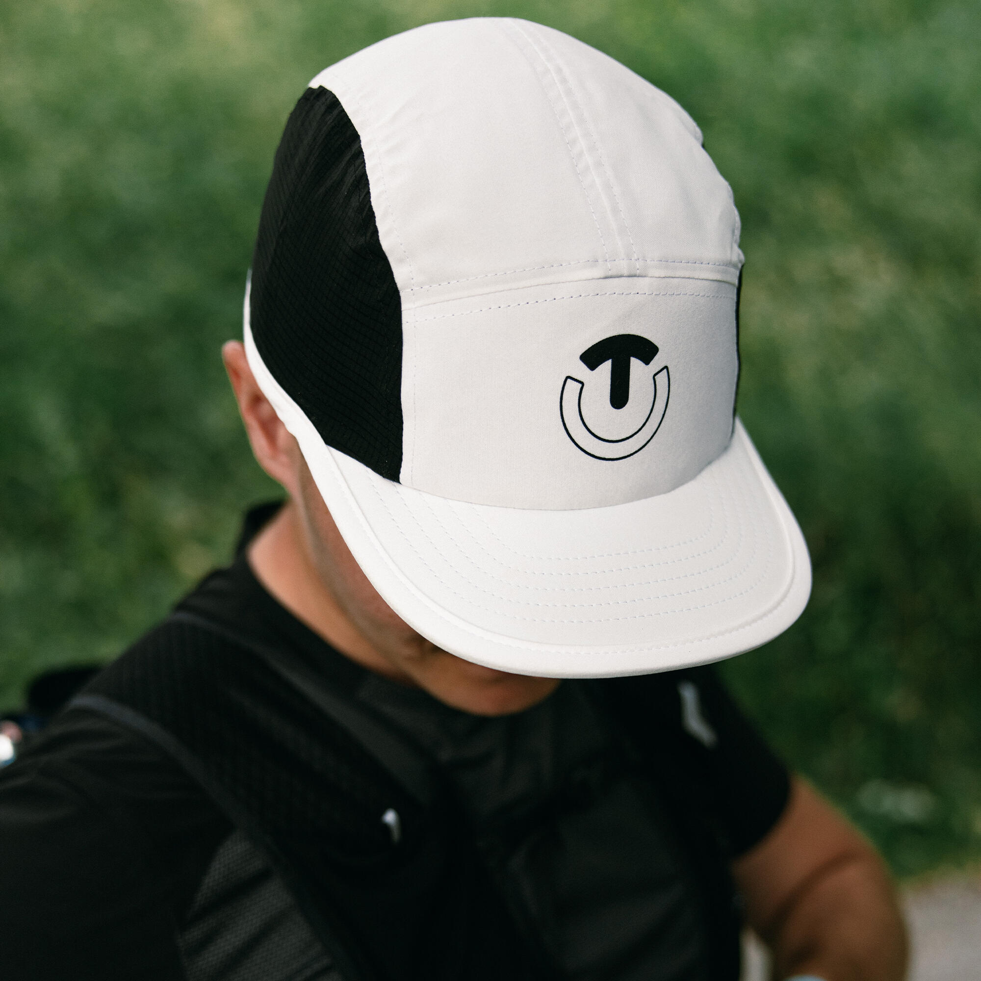 Leichte 5-Panel-Kappe, die Leistung und Stil für Trail vereint - Cool Cap White 3/4