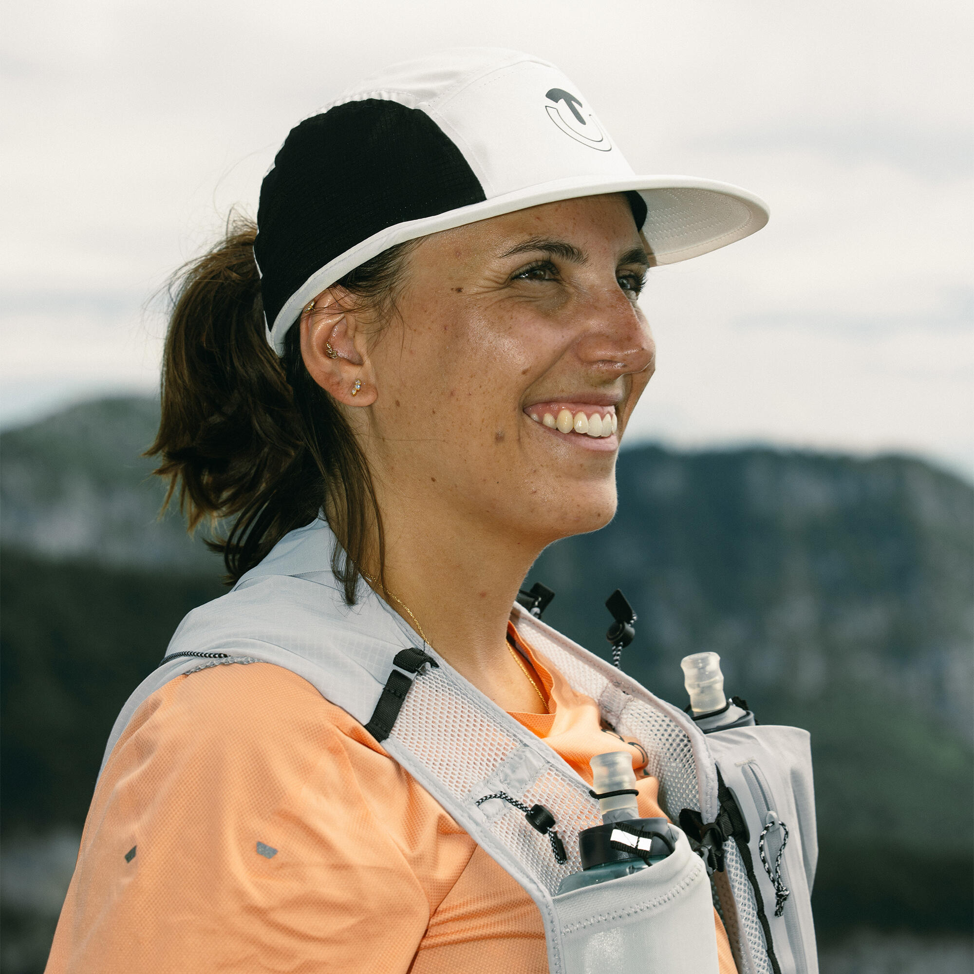 Leichte 5-Panel-Kappe, die Leistung und Stil für Trail vereint - Cool Cap White 4/4